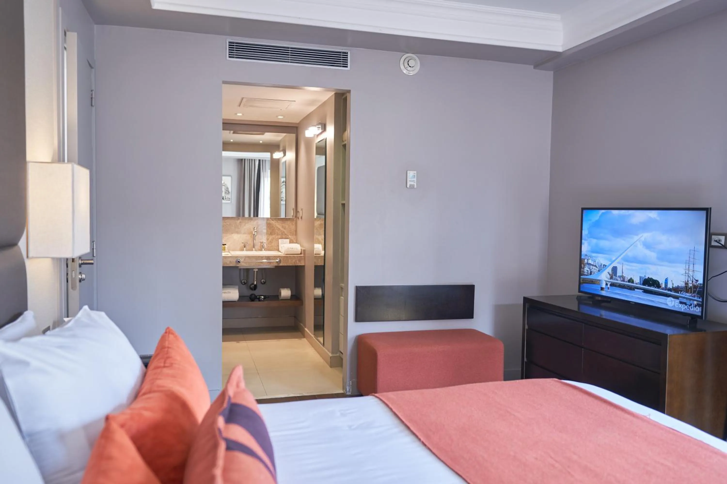 Photo of the whole room, Bed in Carles Hotel