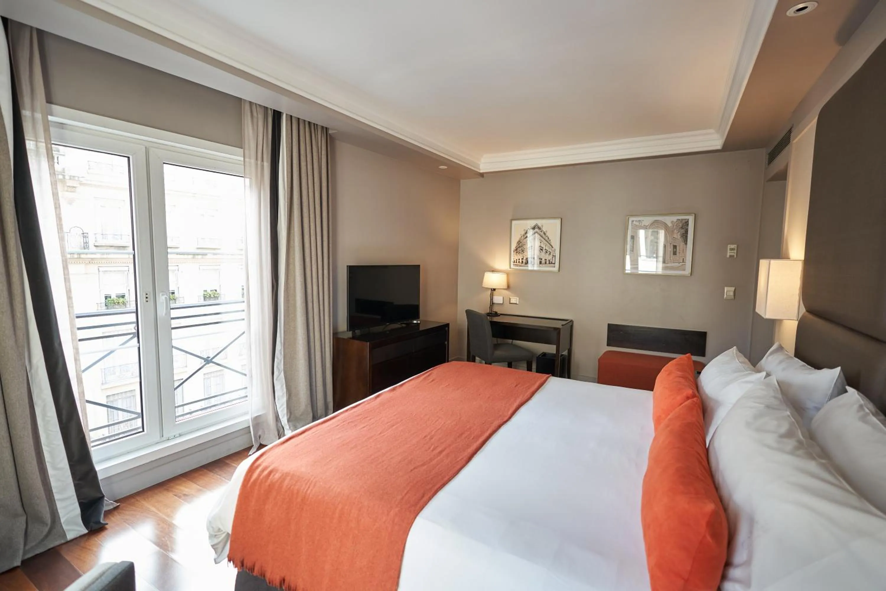 Photo of the whole room, Bed in Carles Hotel