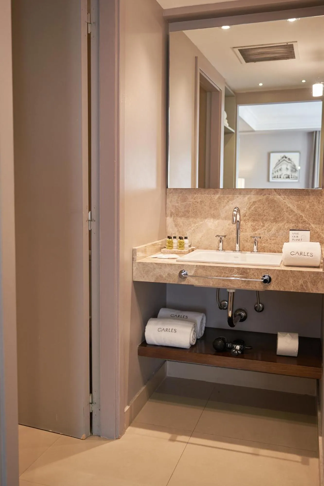 Bathroom in Carles Hotel