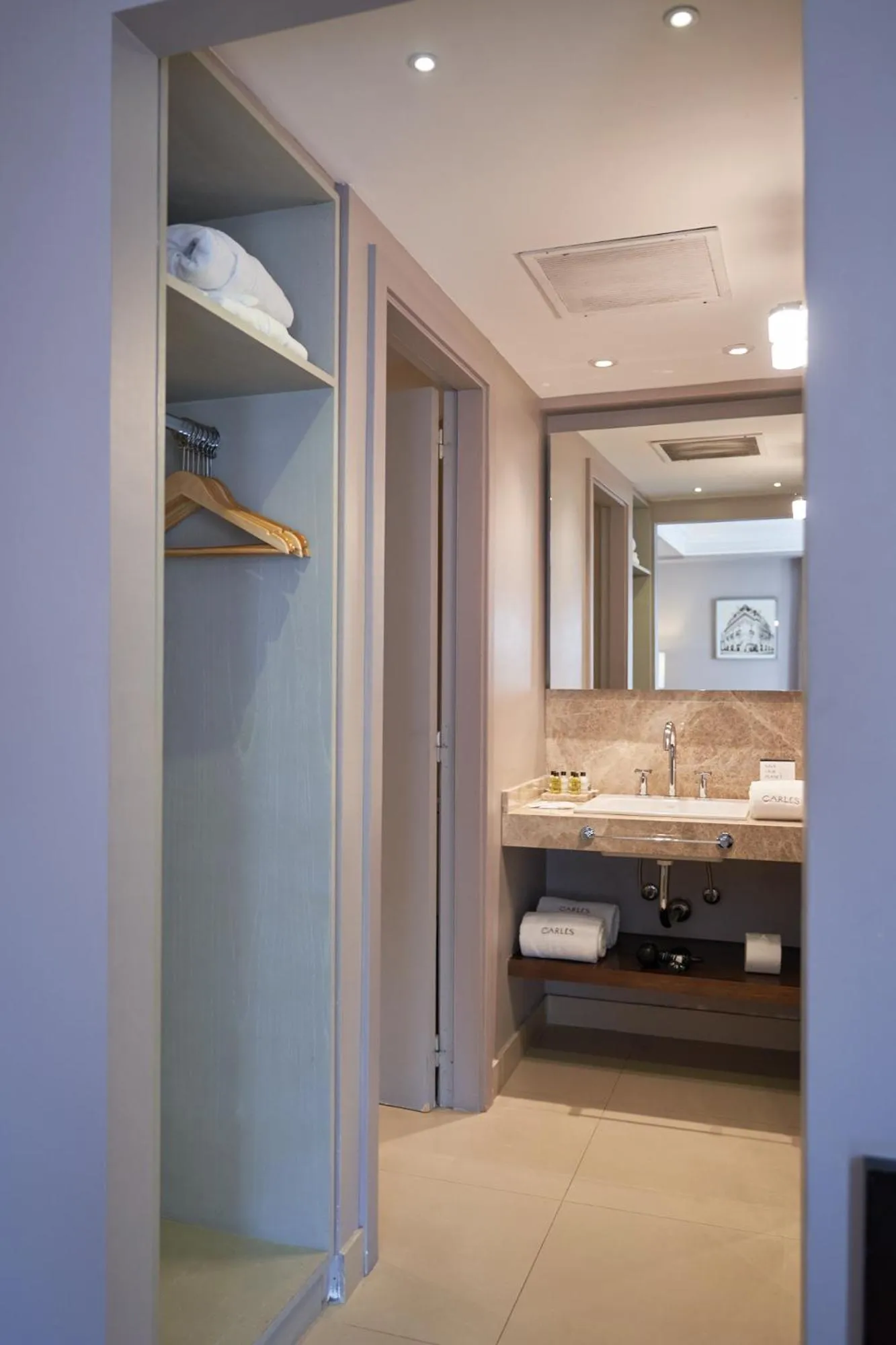 Bathroom in Carles Hotel