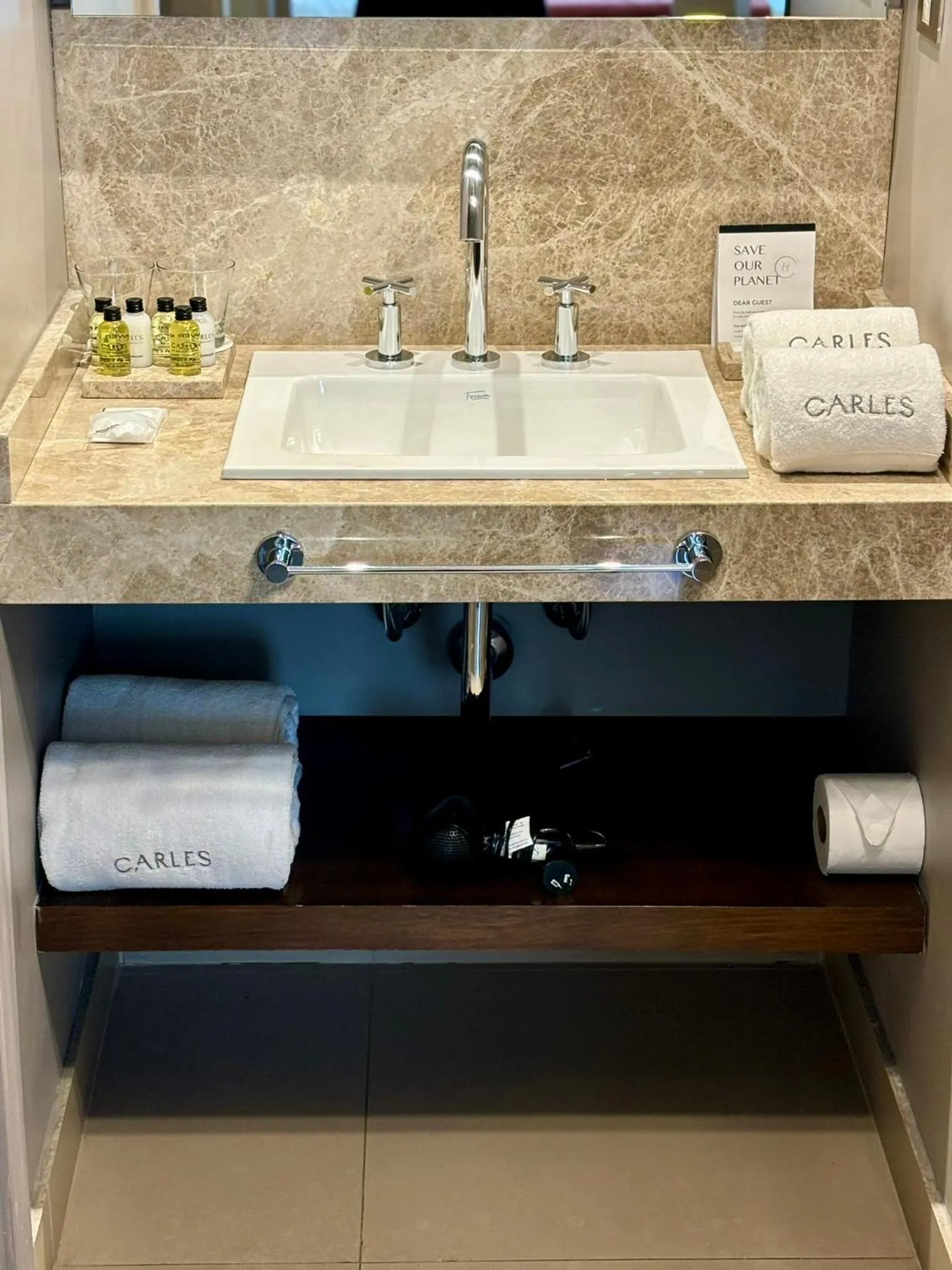 Bathroom in Carles Hotel