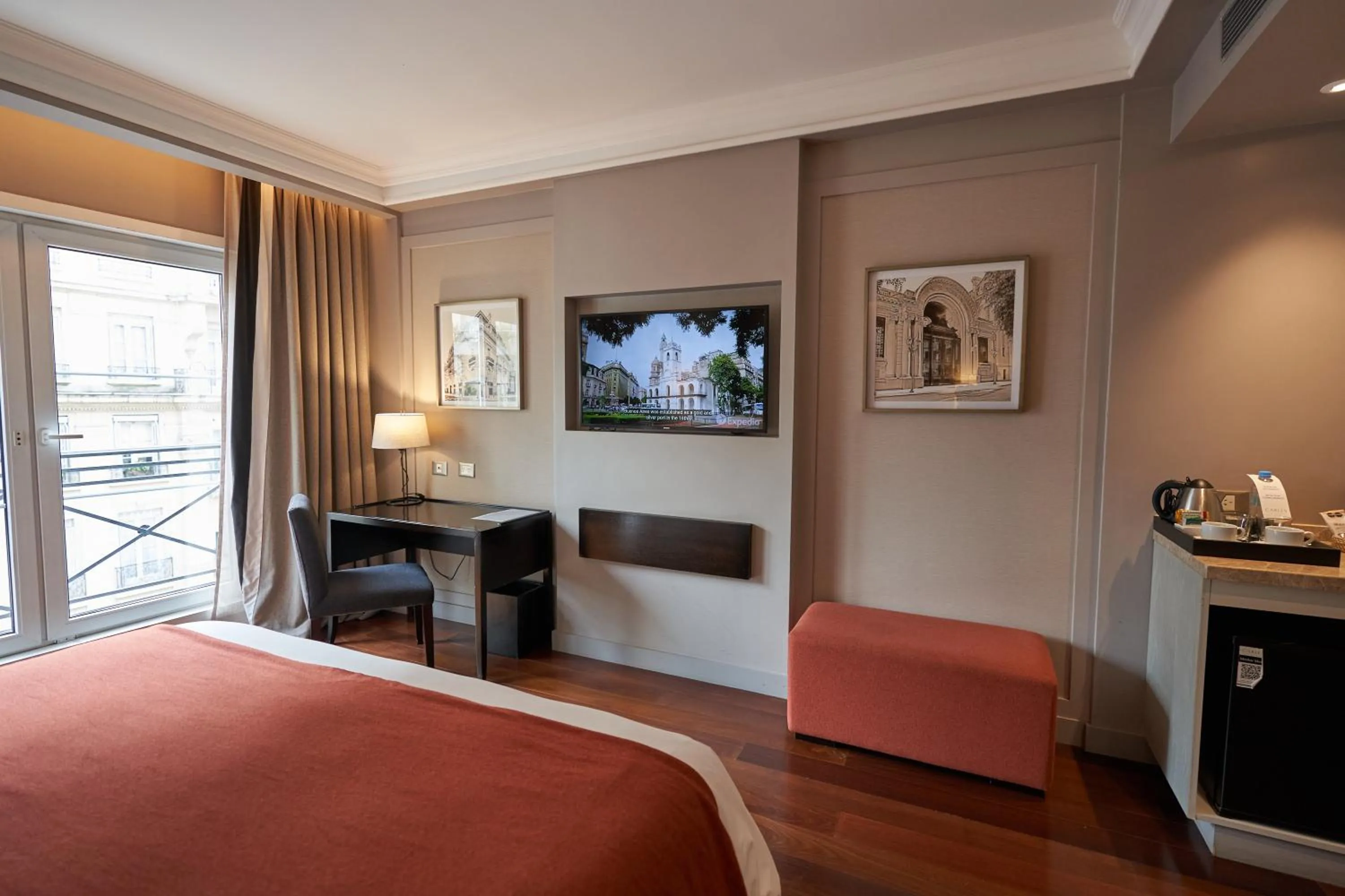 Photo of the whole room, Bed in Carles Hotel