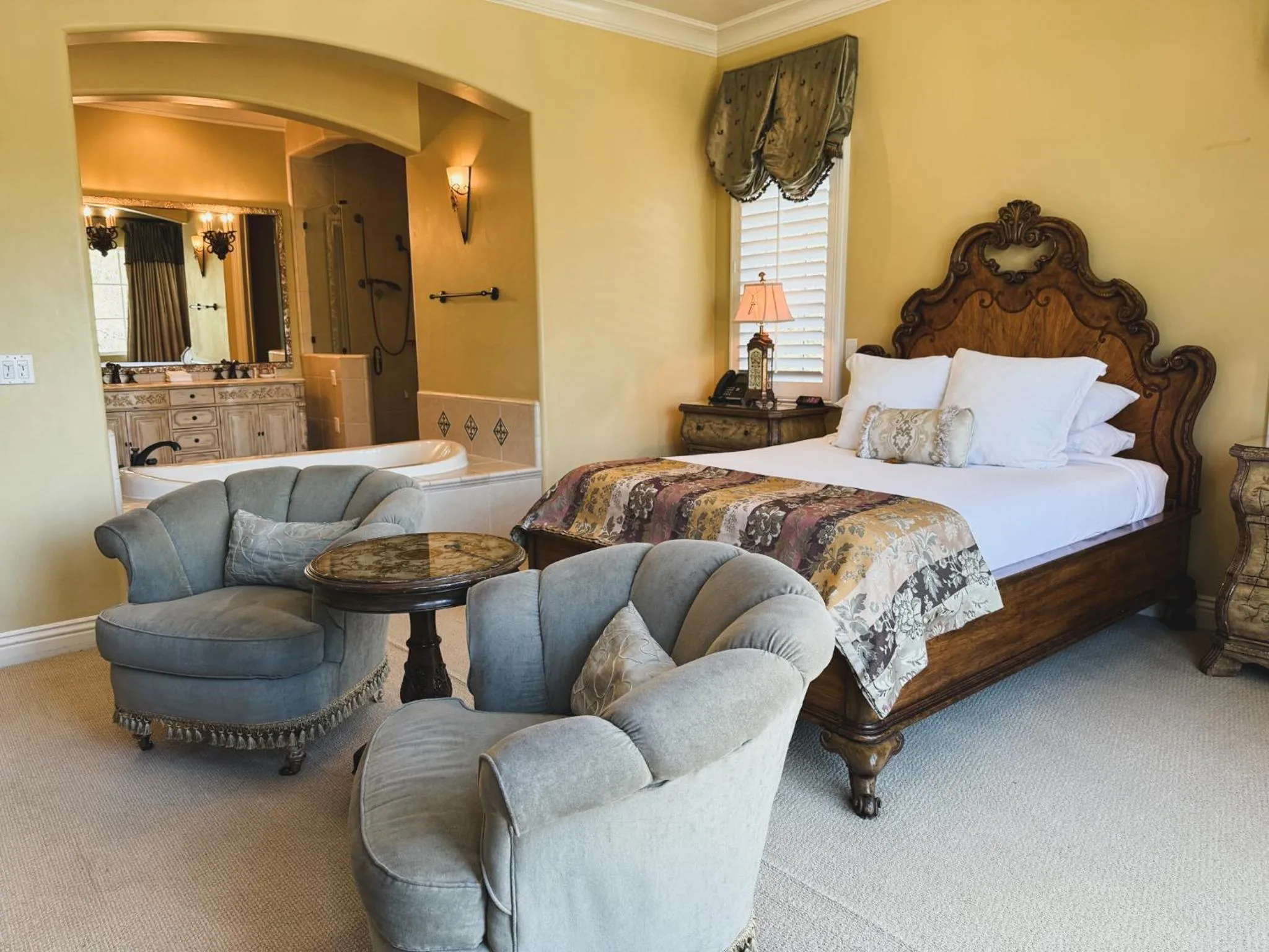 Bed in Villa Arden Hills