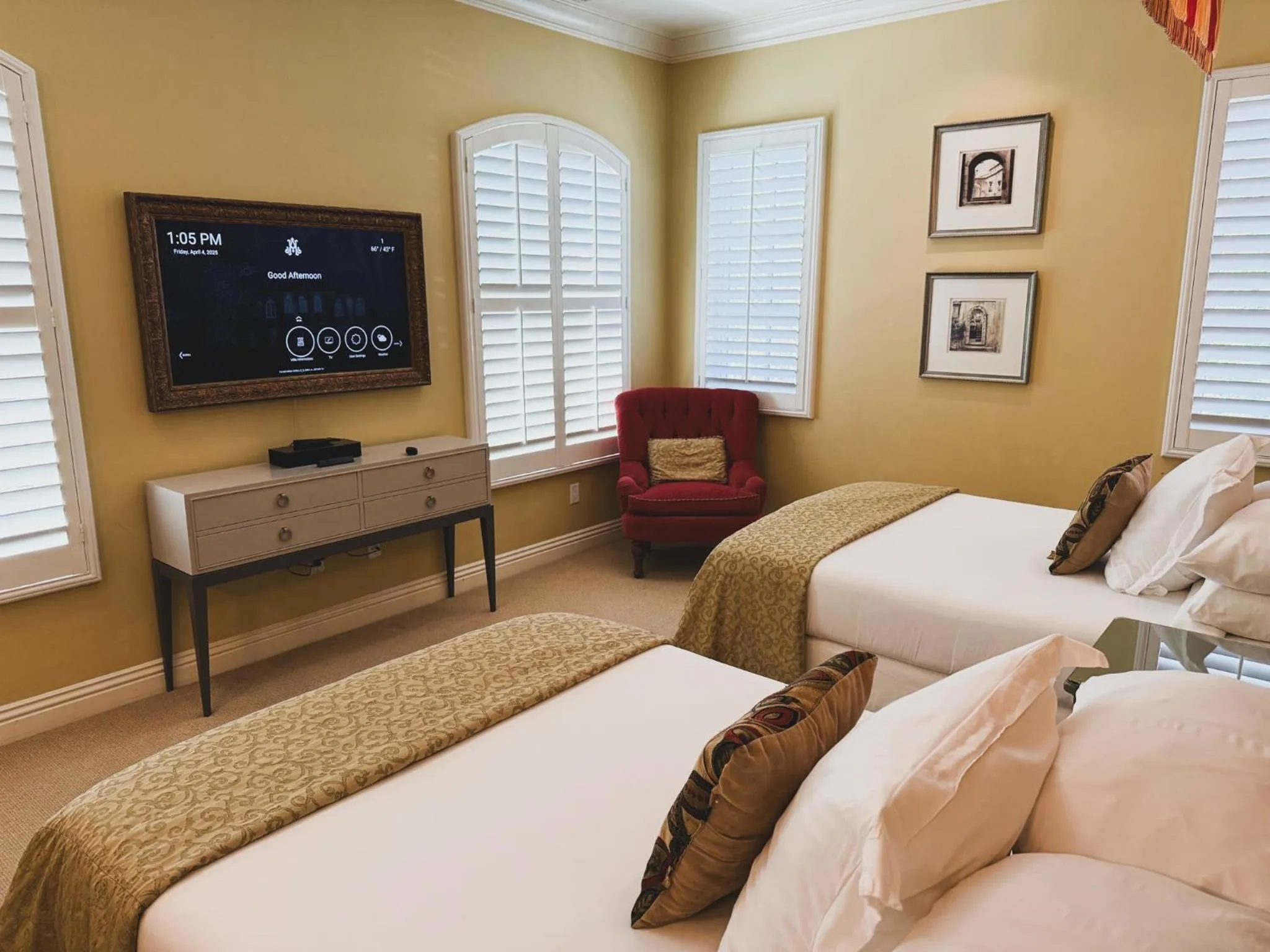 Bed in Villa Arden Hills