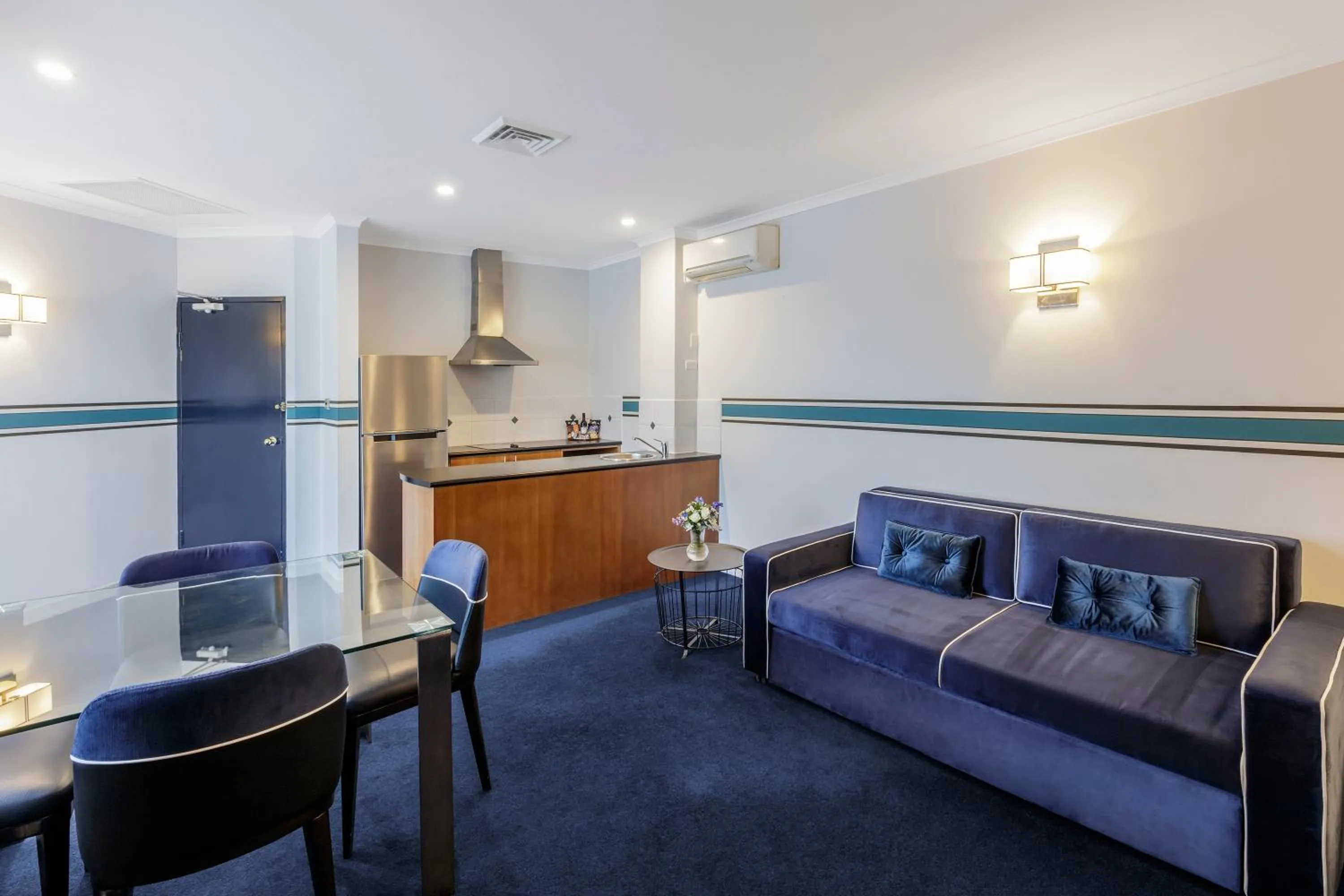 Kitchen or kitchenette in Ramada by Wyndham Diplomat Canberra