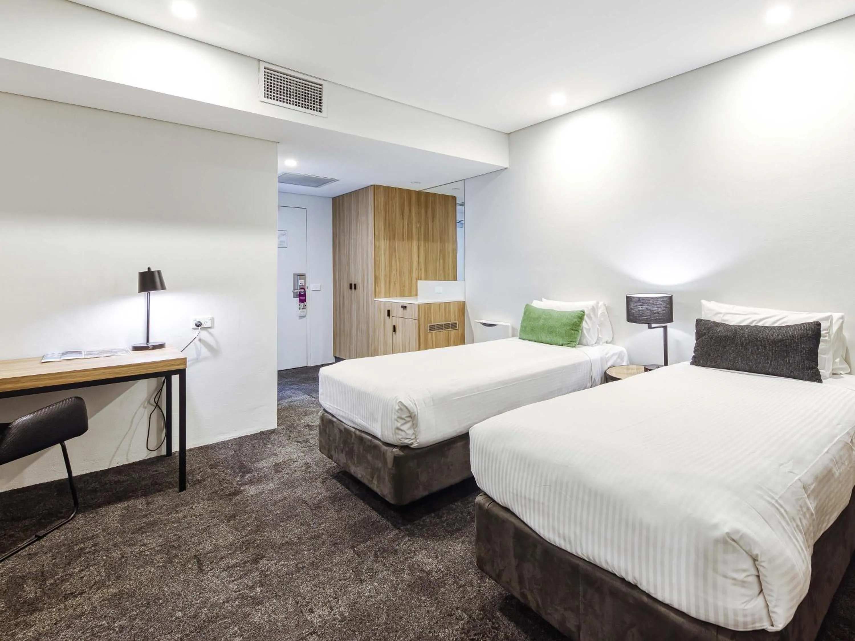 Bedroom, Bed in Mercure Penrith