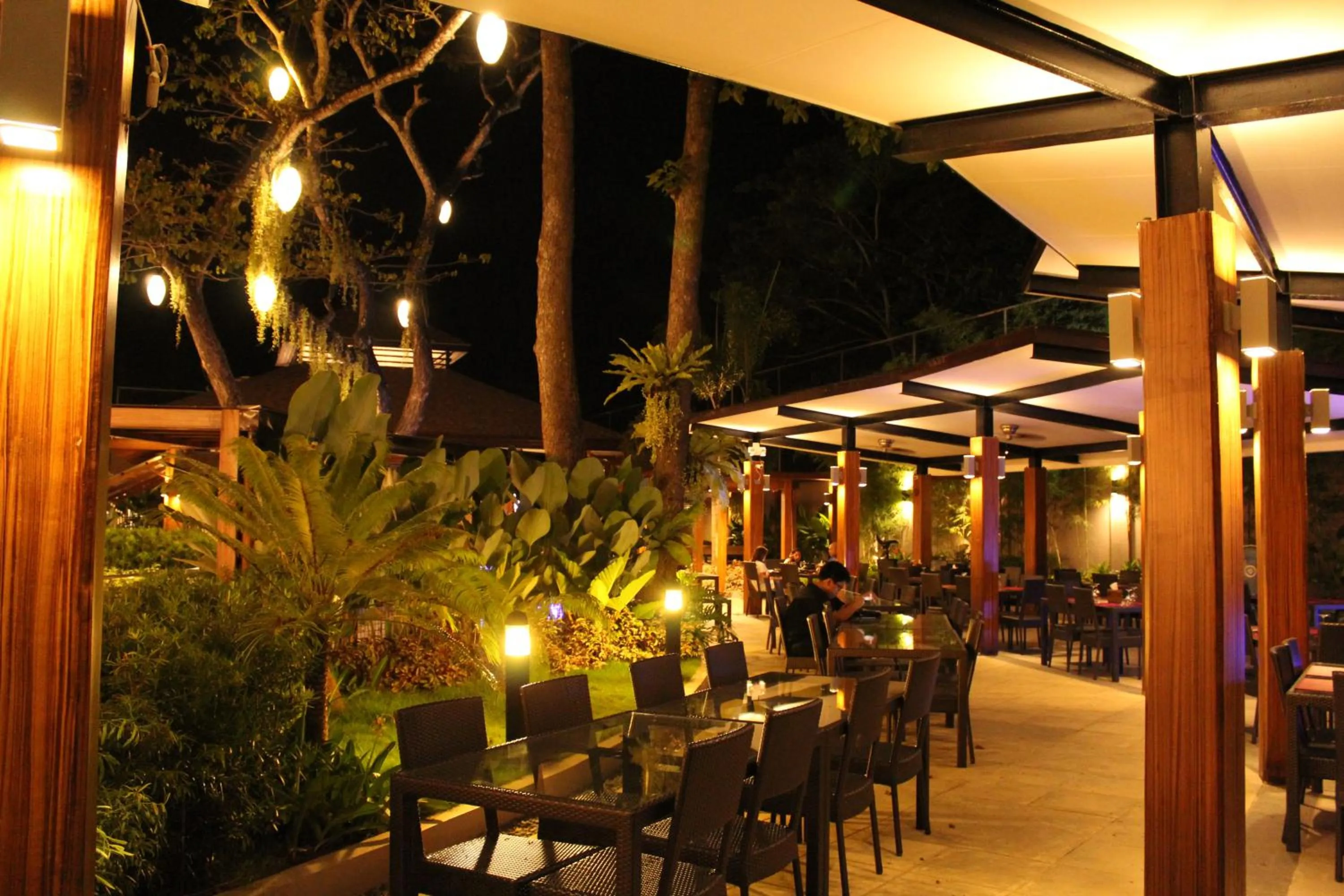 Restaurant/places to eat in Best Western Plus The Ivywall Hotel - Palawan