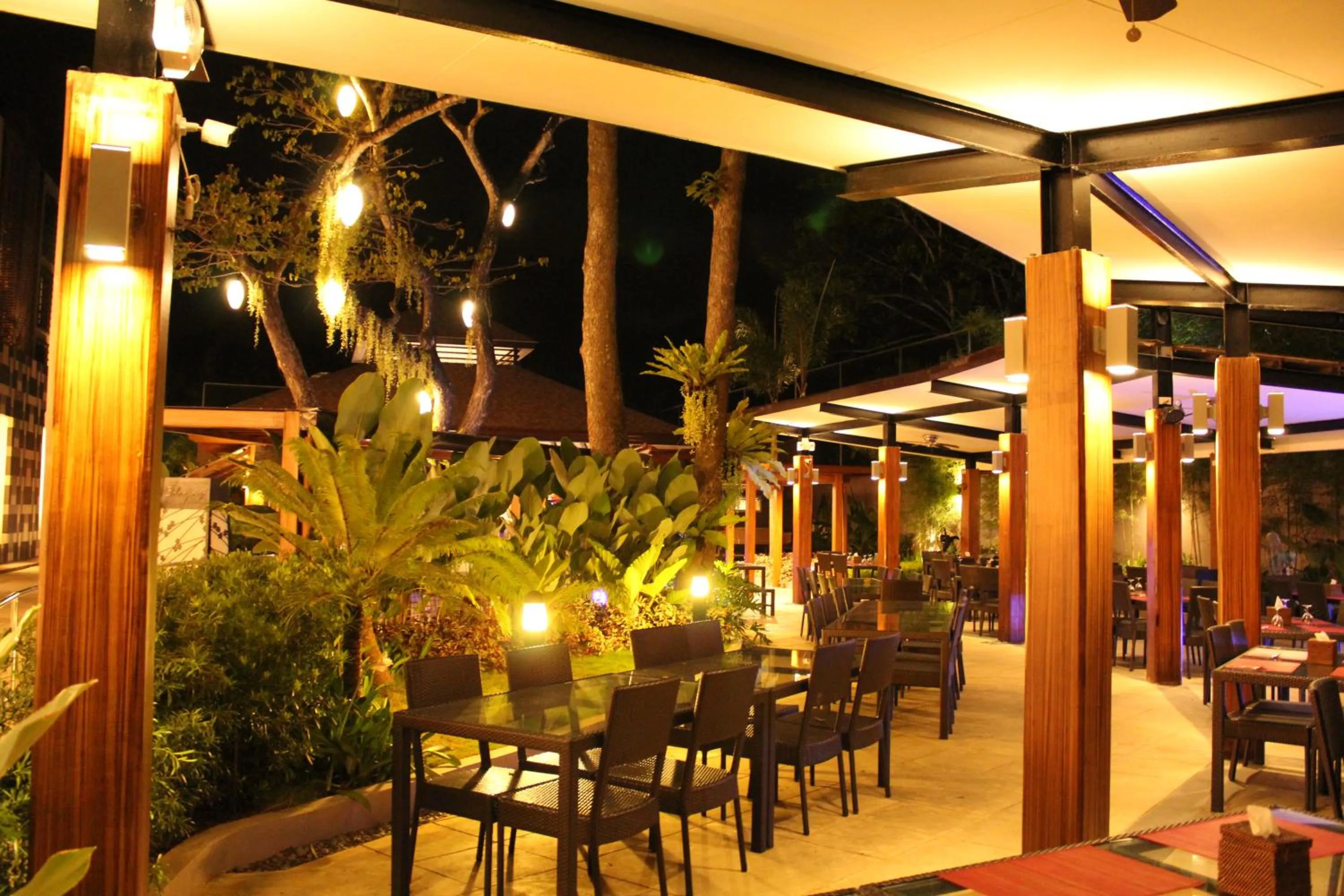 Restaurant/places to eat in Best Western Plus The Ivywall Hotel - Palawan