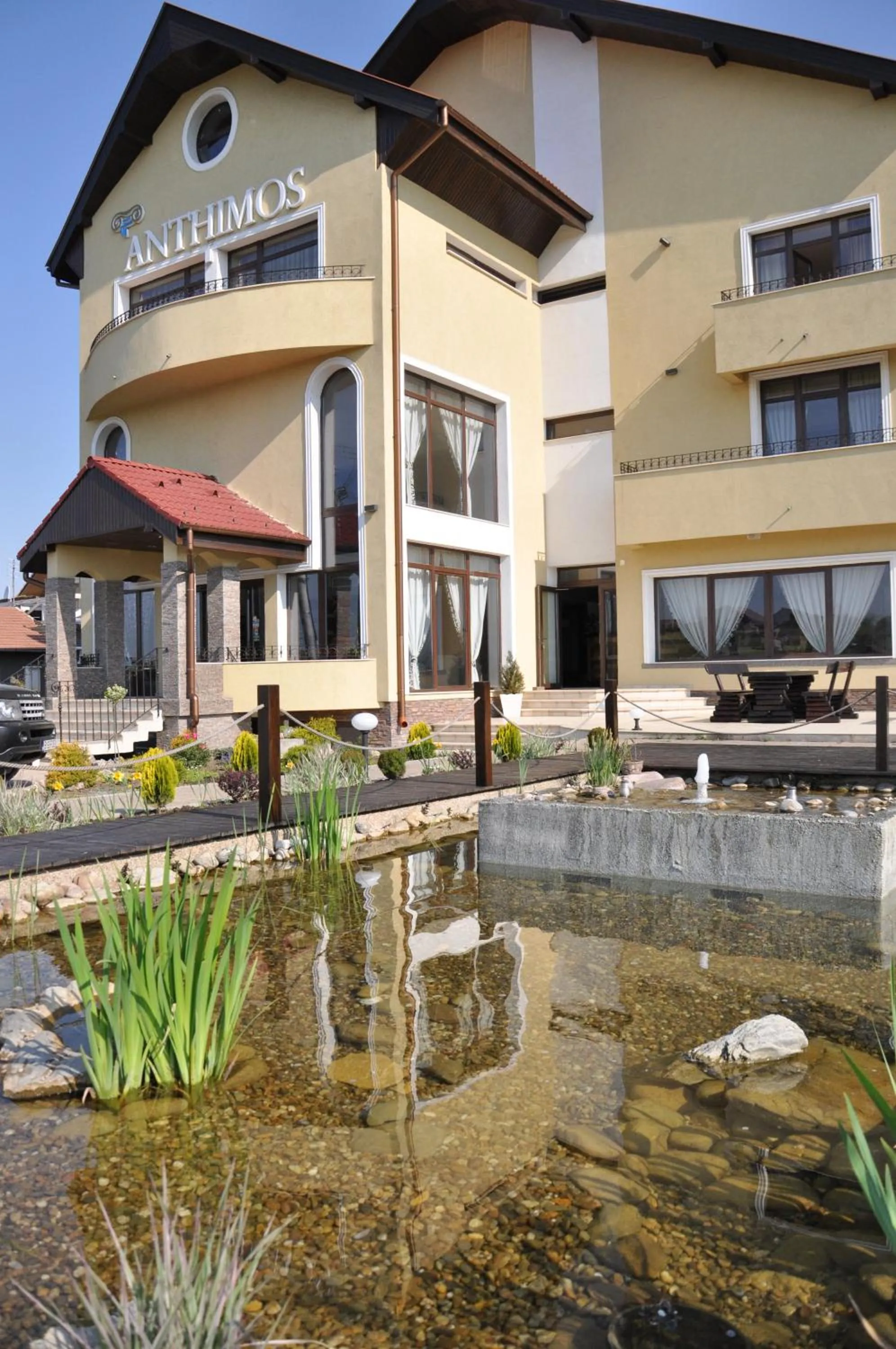 Facade/entrance in Anthimos