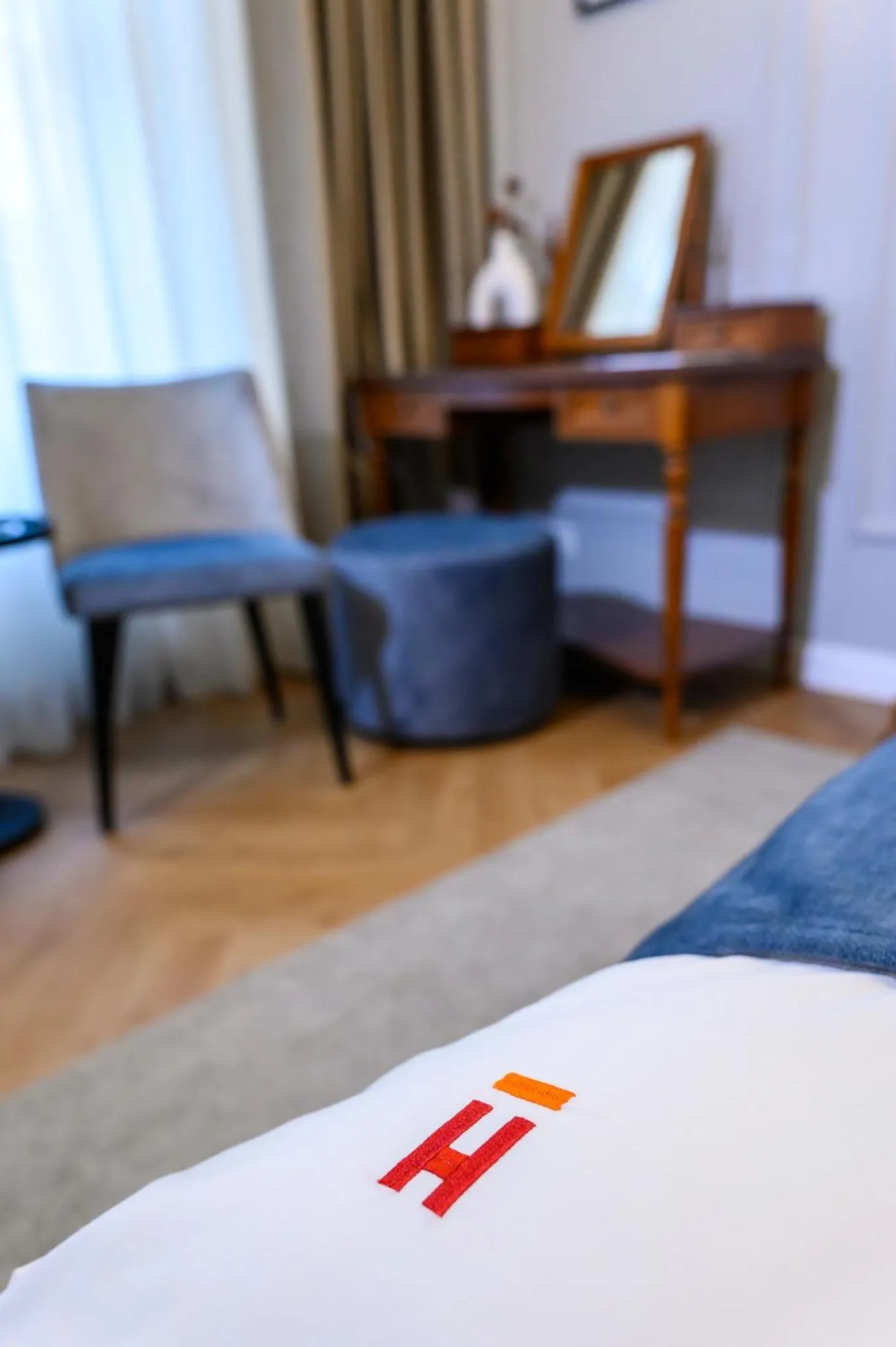 Seating area, Bed in Hotel Transilvania