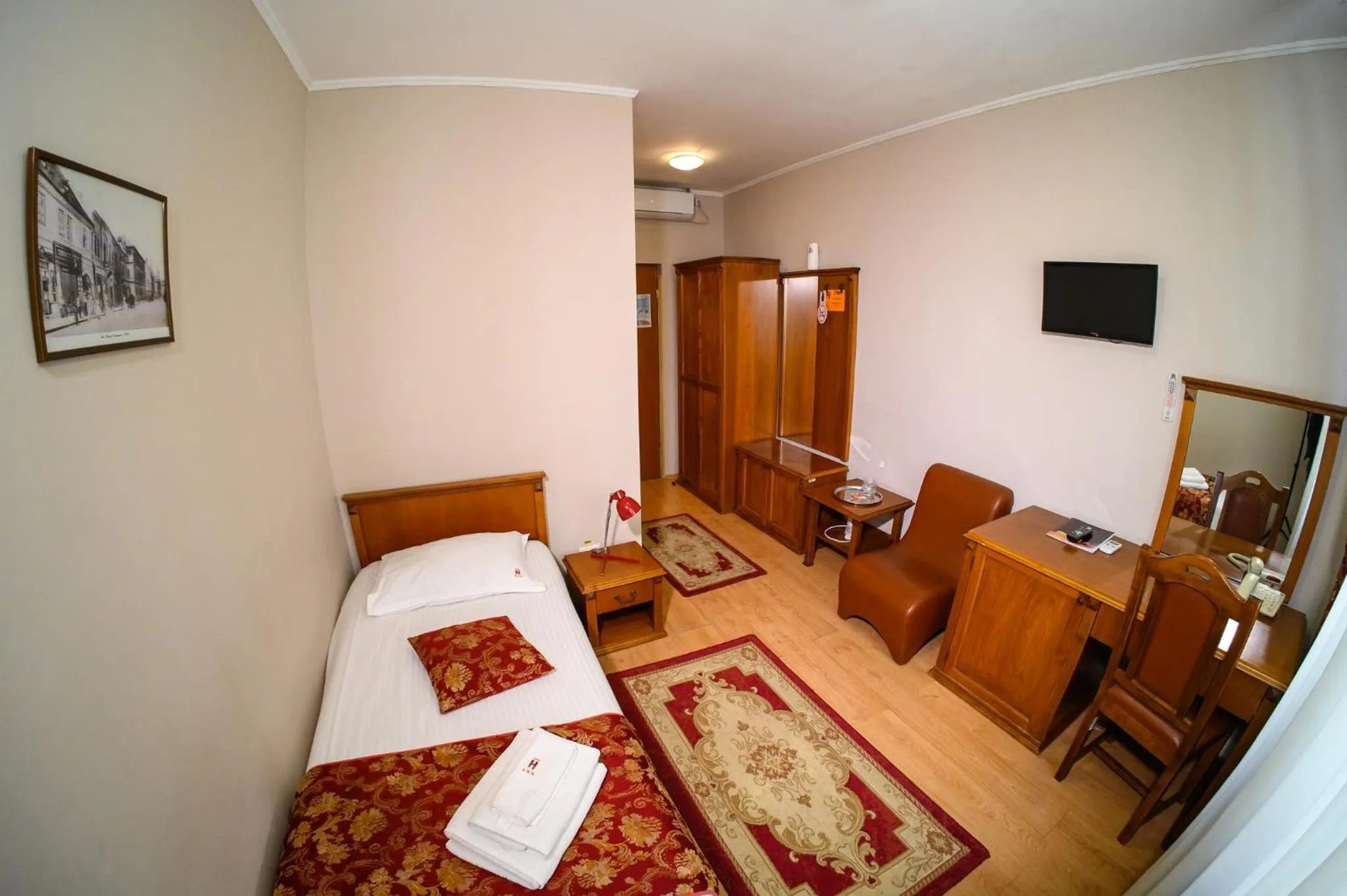 Communal lounge/ TV room, Bed in Hotel Transilvania