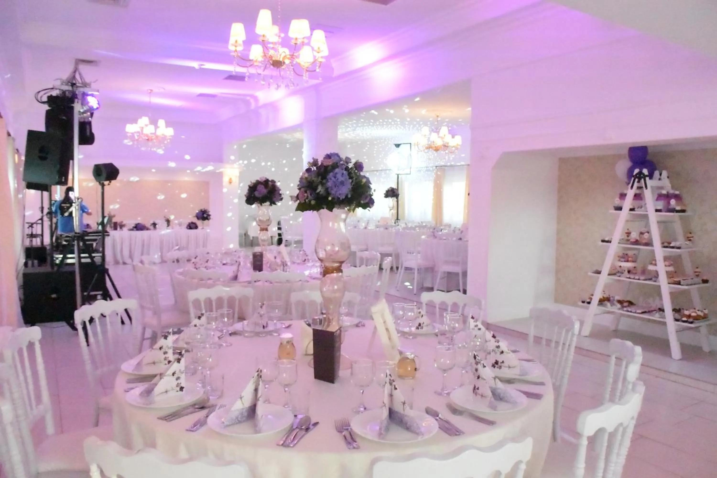 Restaurant/places to eat in Hotel Arizona