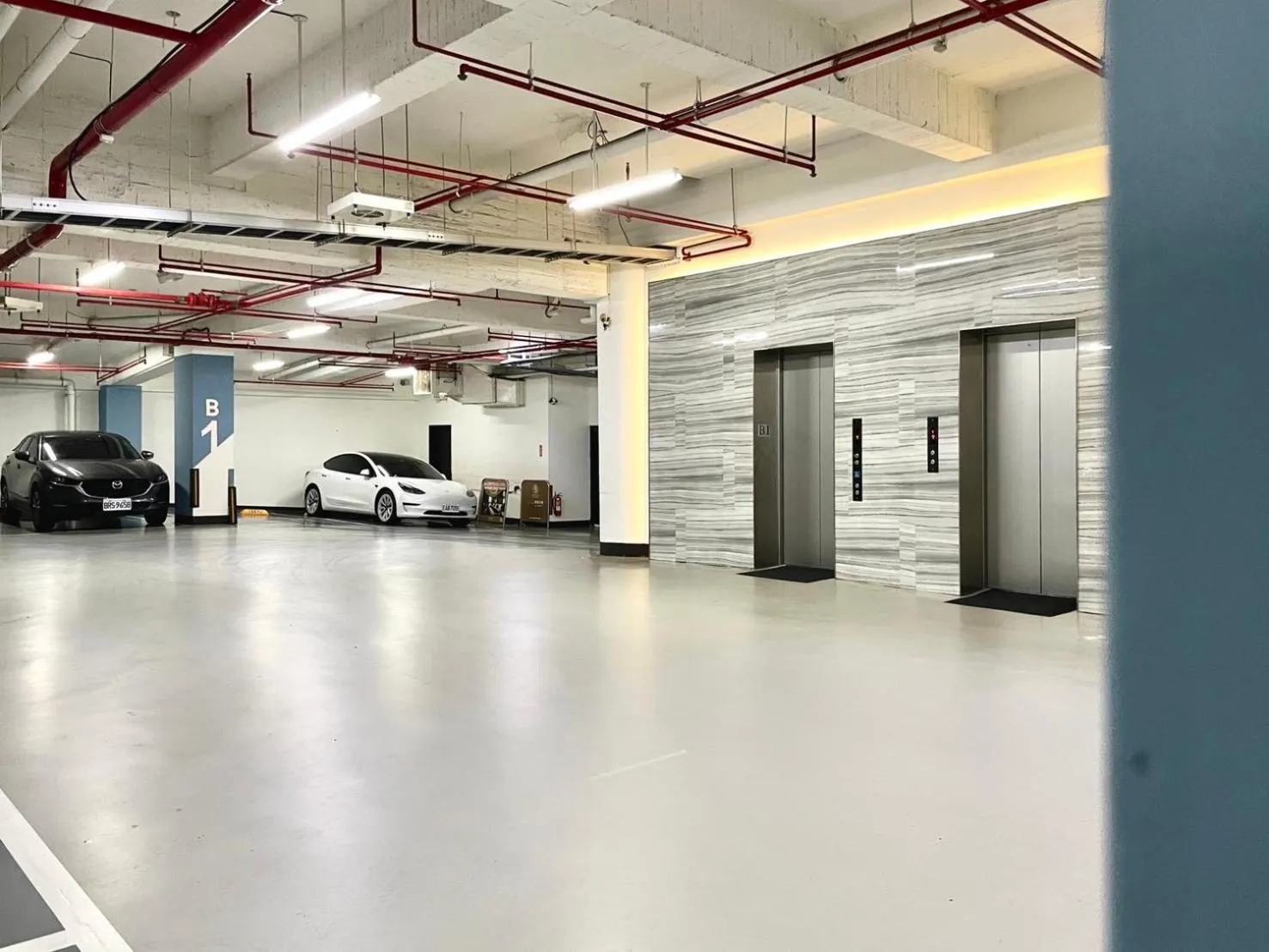 Parking in Boda Hotel