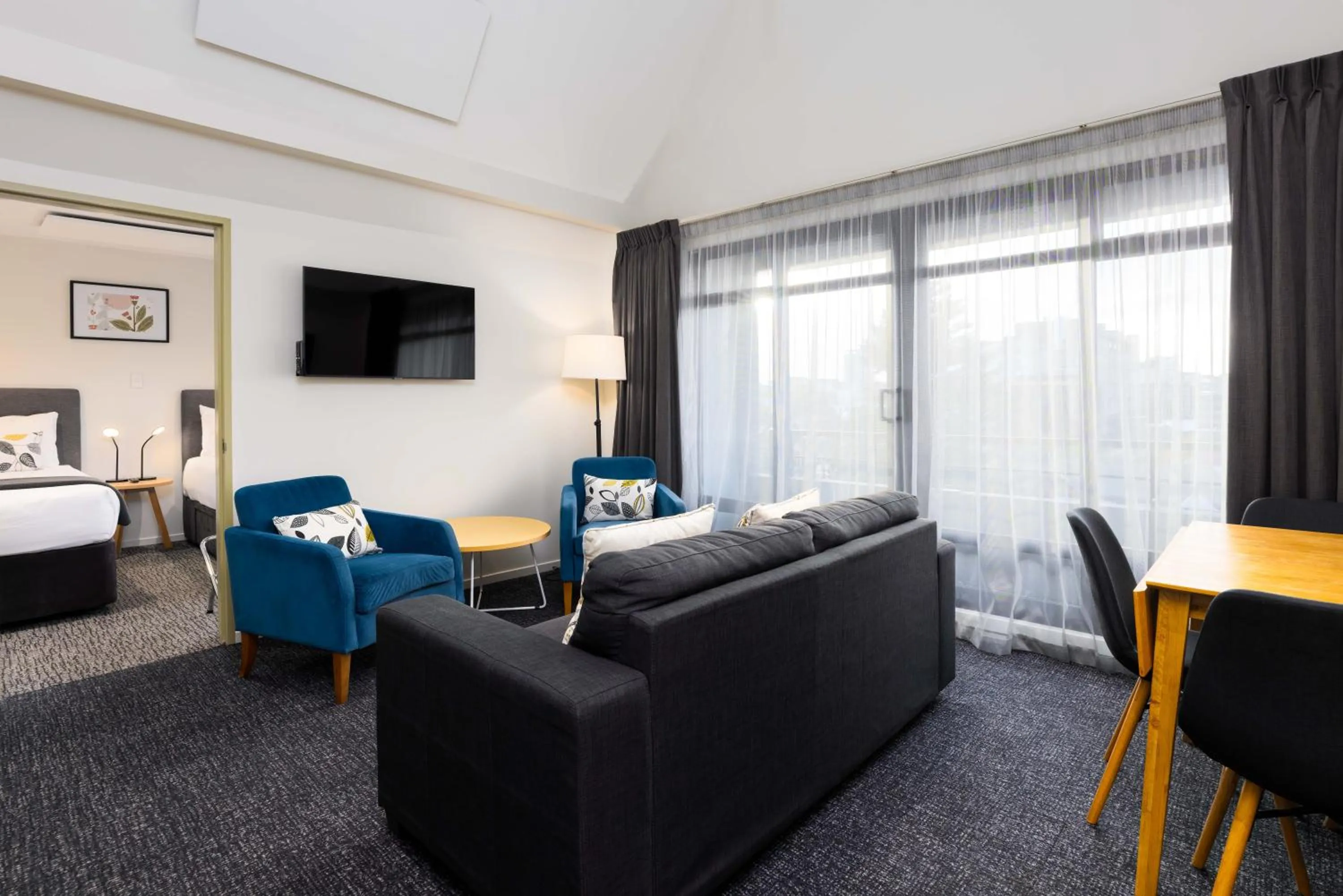 Living room, Bed in Hotel Give