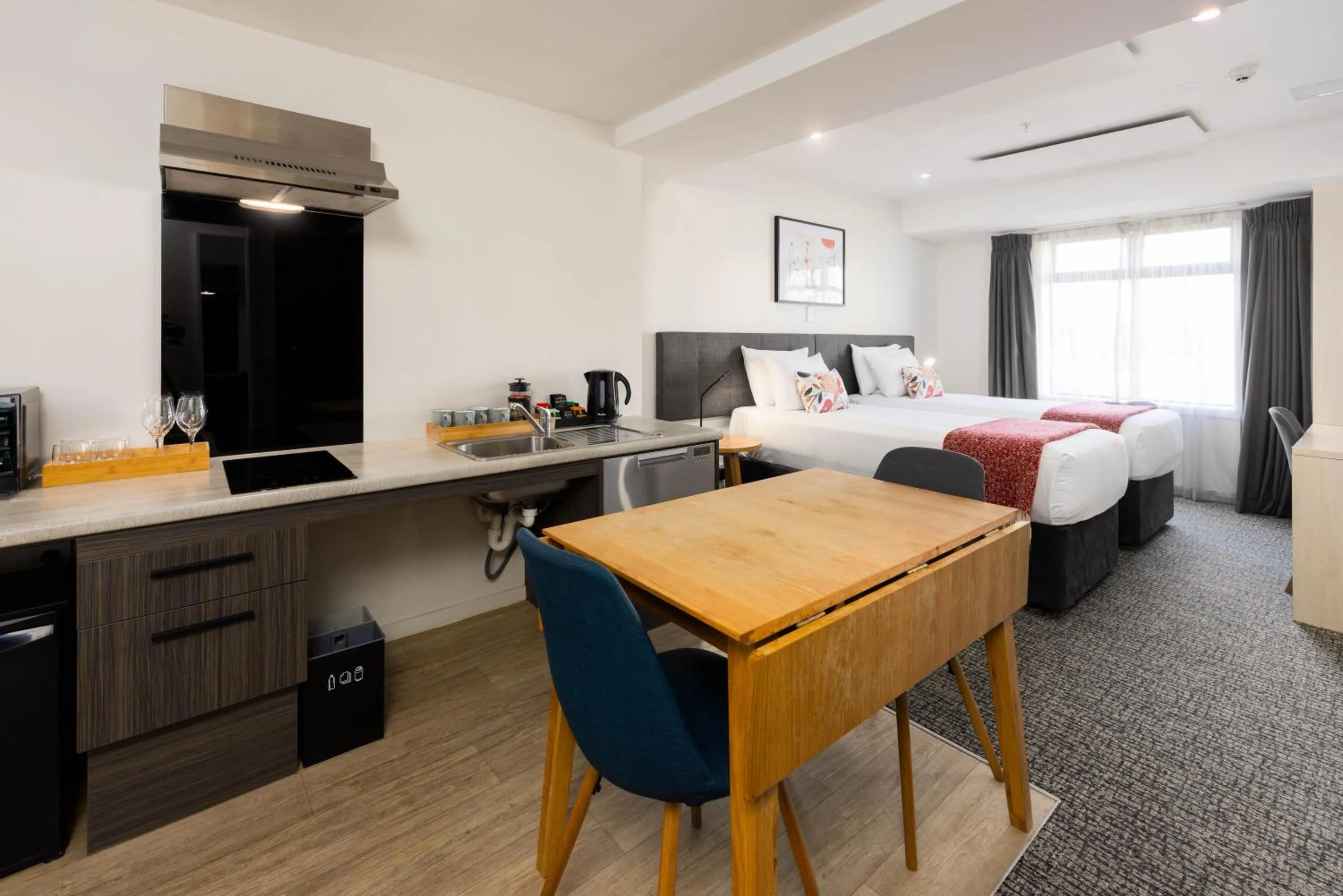 Kitchen or kitchenette, Bed in Hotel Give