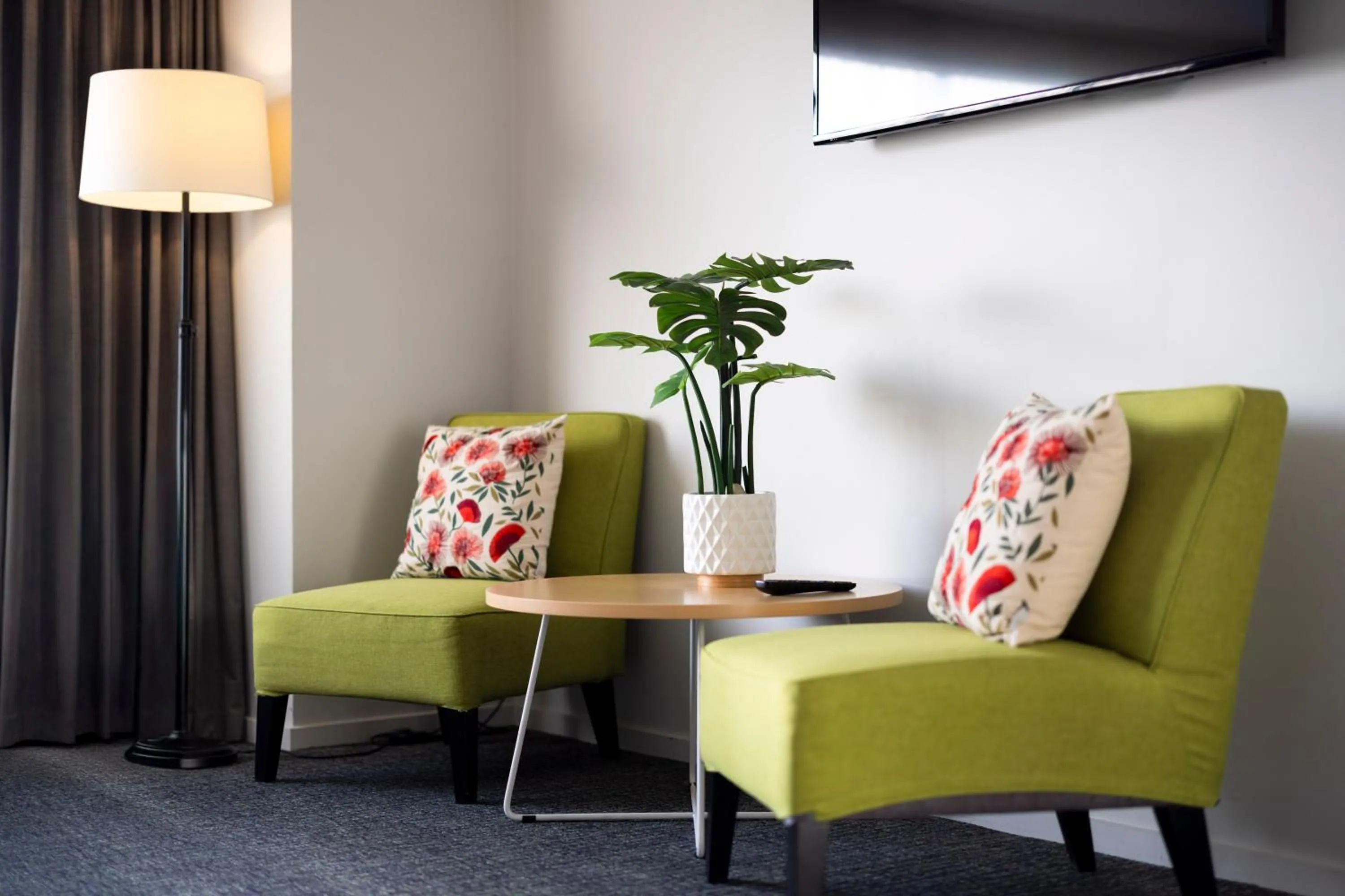 Communal lounge/ TV room in Hotel Give