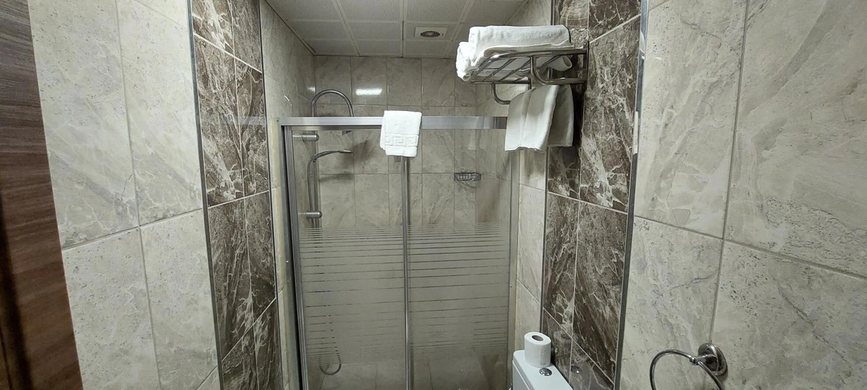 Shower in Divrigi Kosk Hotel