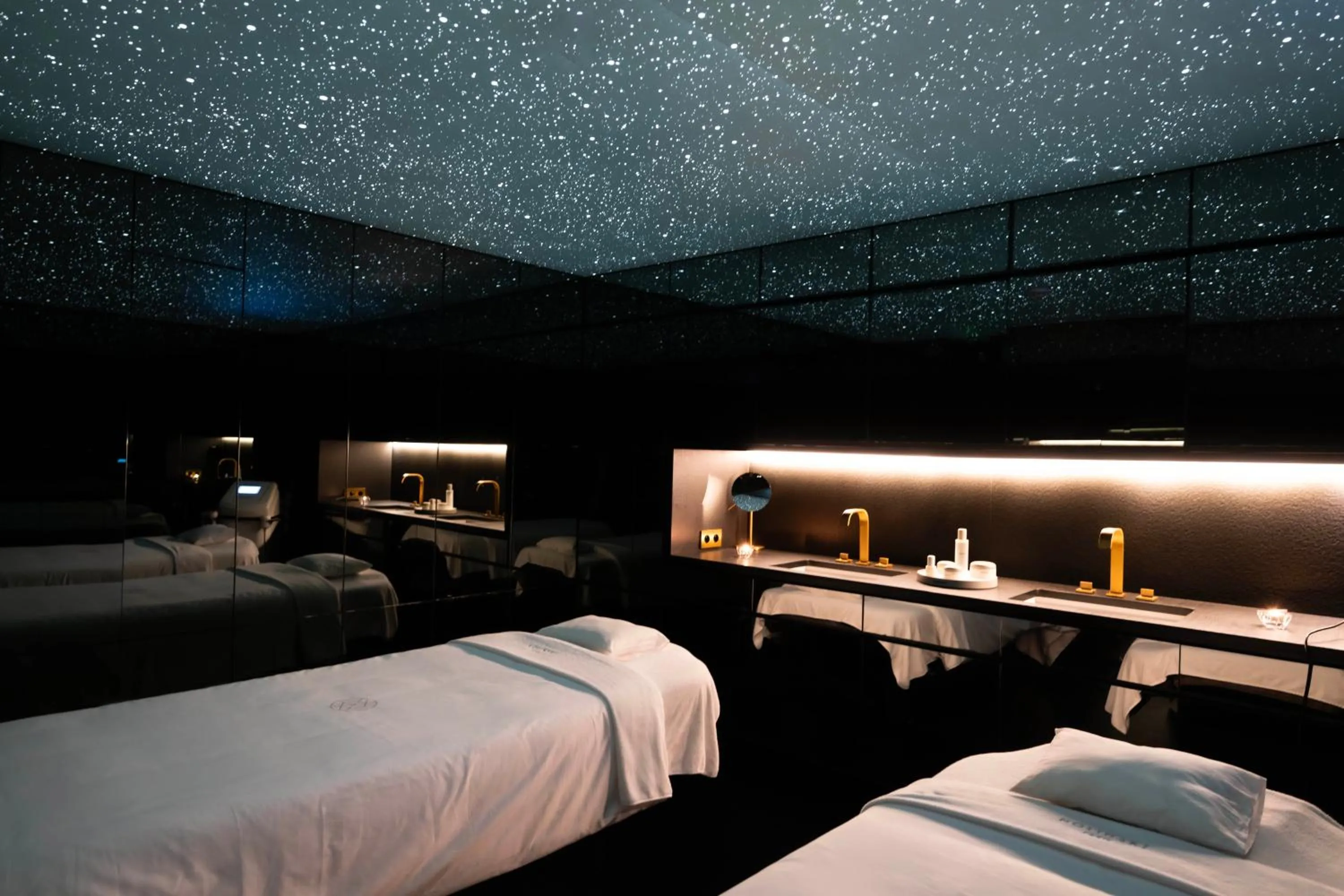 Spa and wellness centre/facilities, Bed in Nolinski Paris - Evok Collection