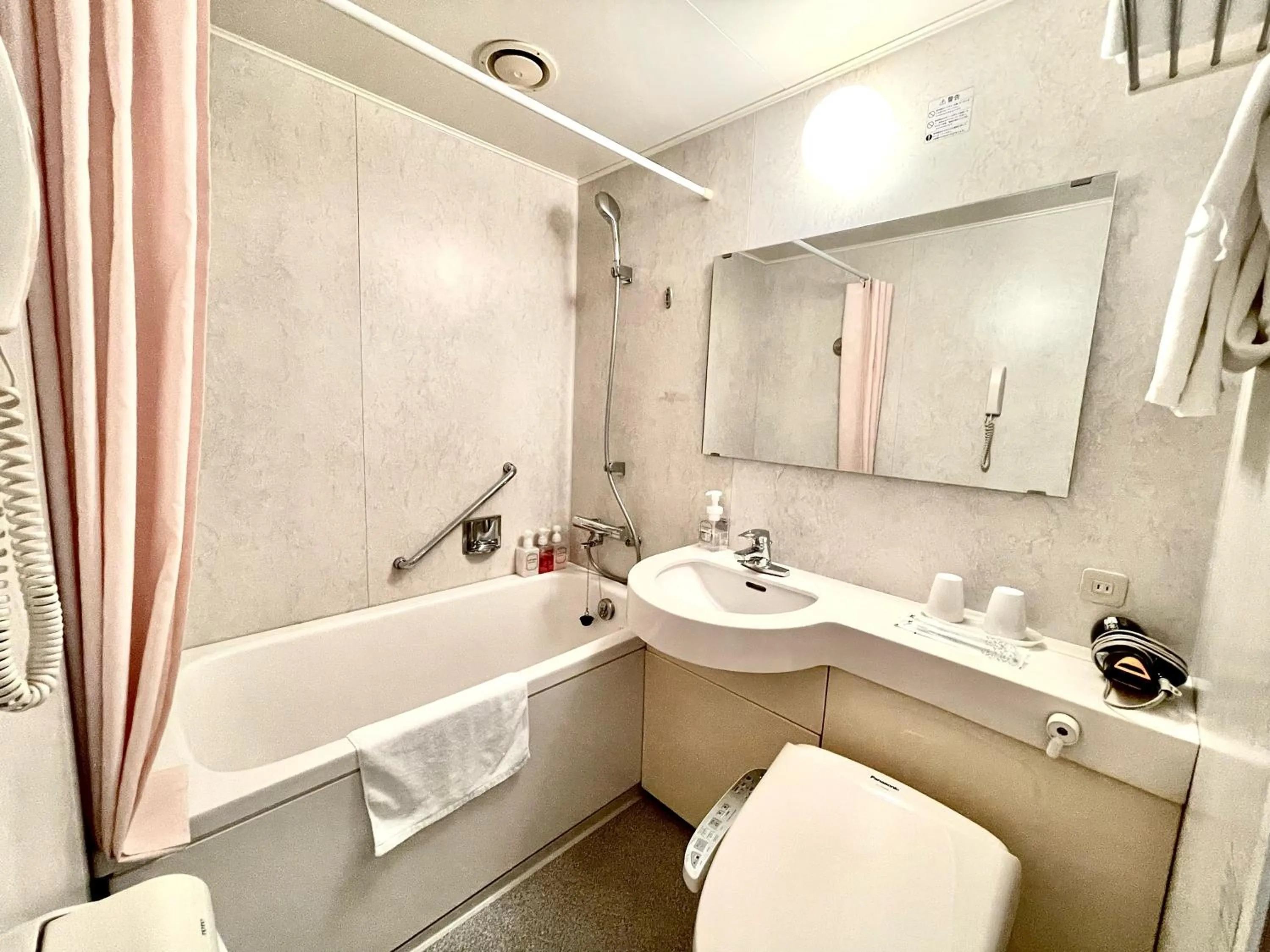 Bathroom in Kanku Izumiotsu Washington Hotel