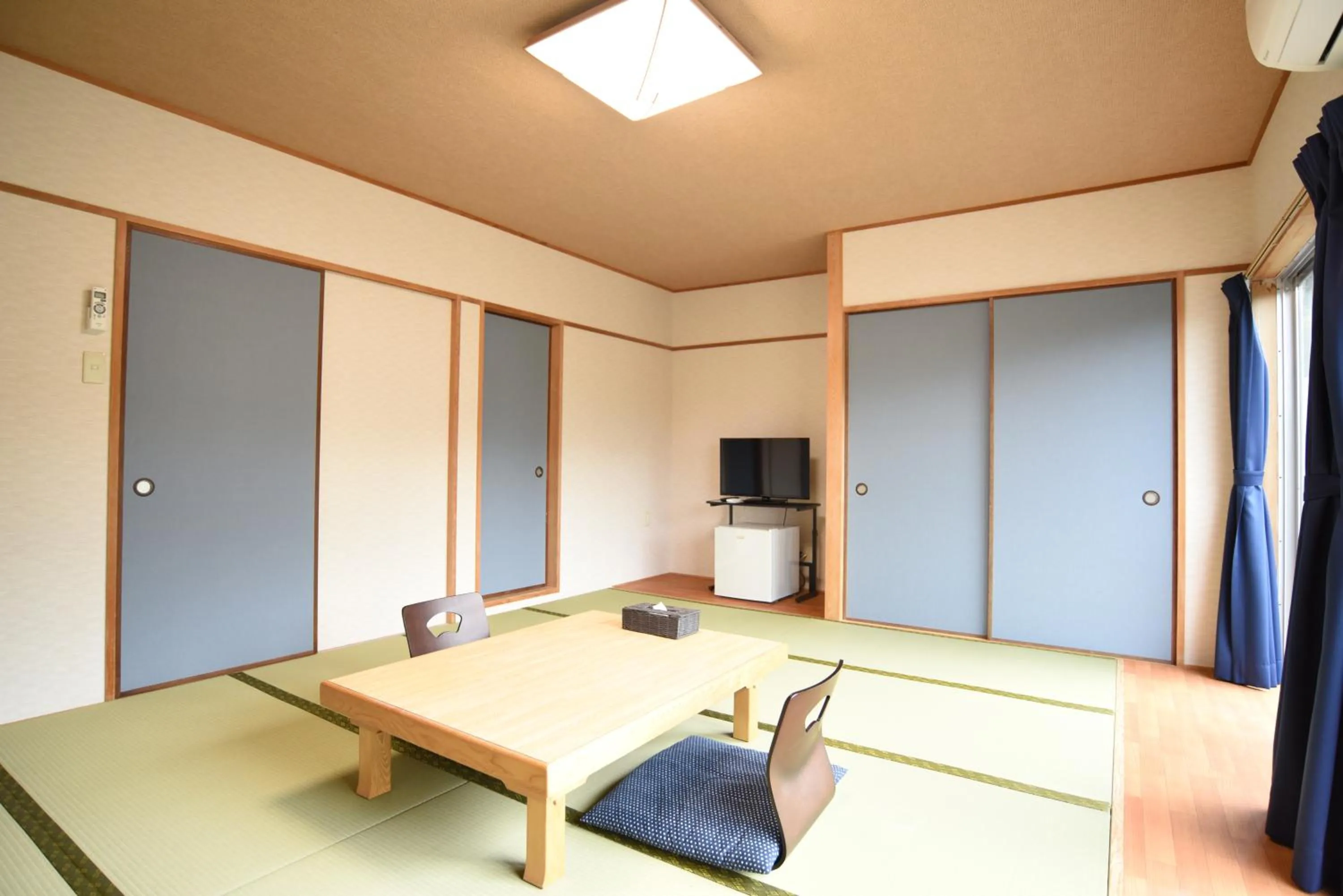 Photo of the whole room, Bed in Alaise De Bale Shirahama