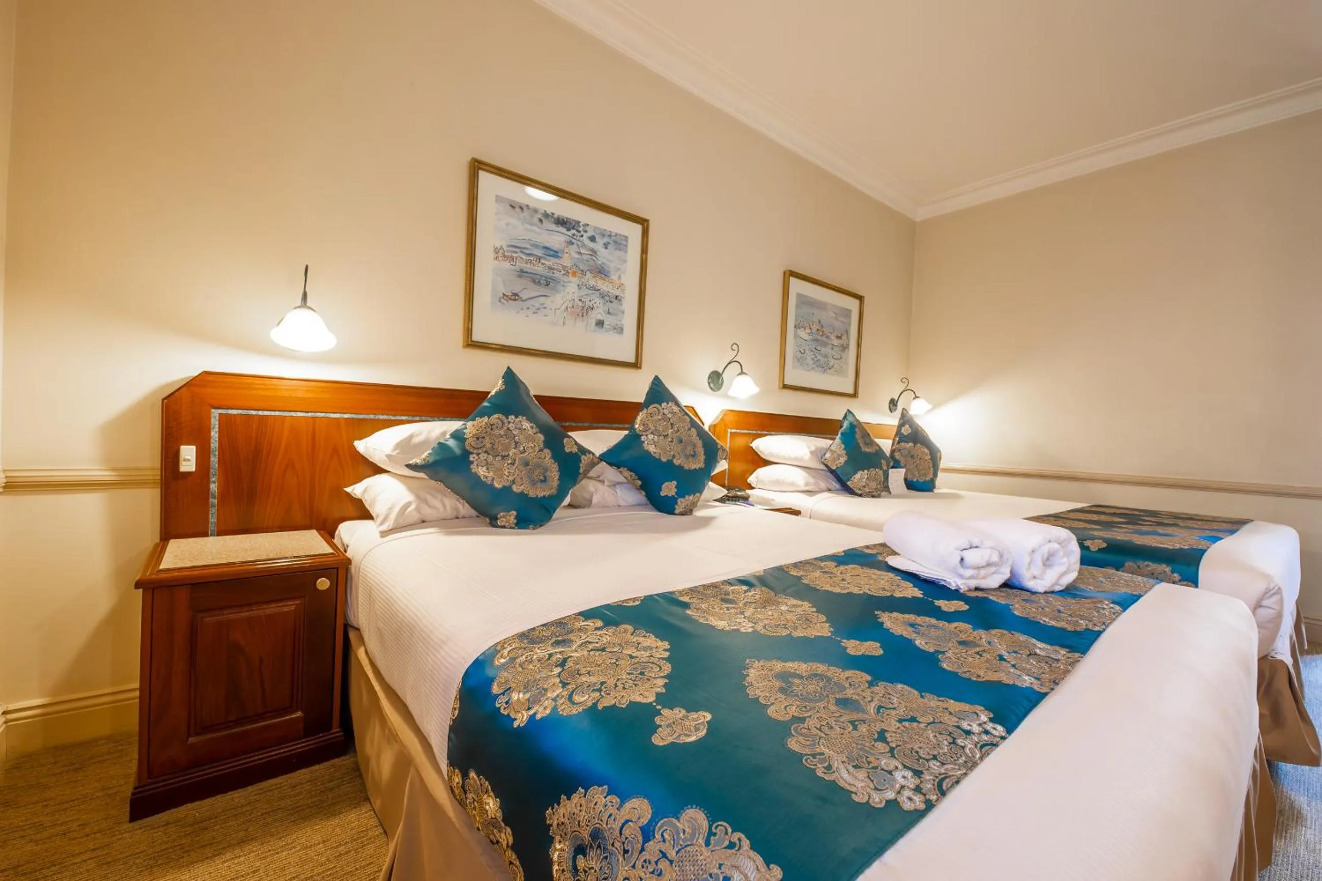 Bed in Twin Towers Inn