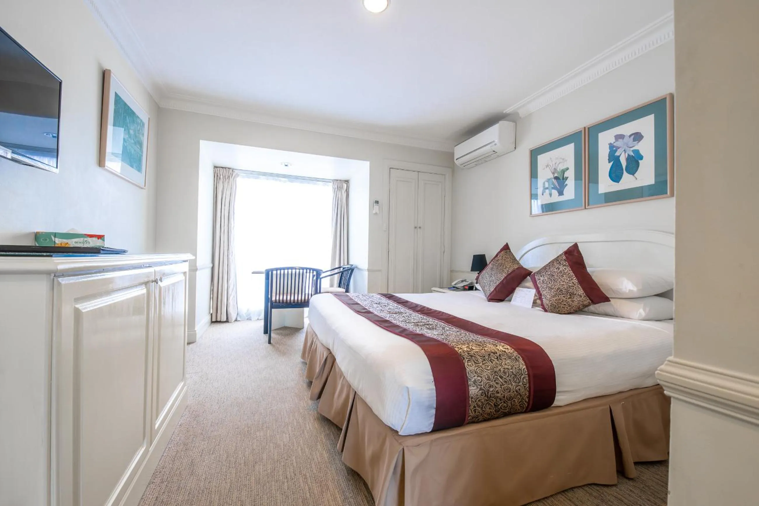 Bed in Twin Towers Inn