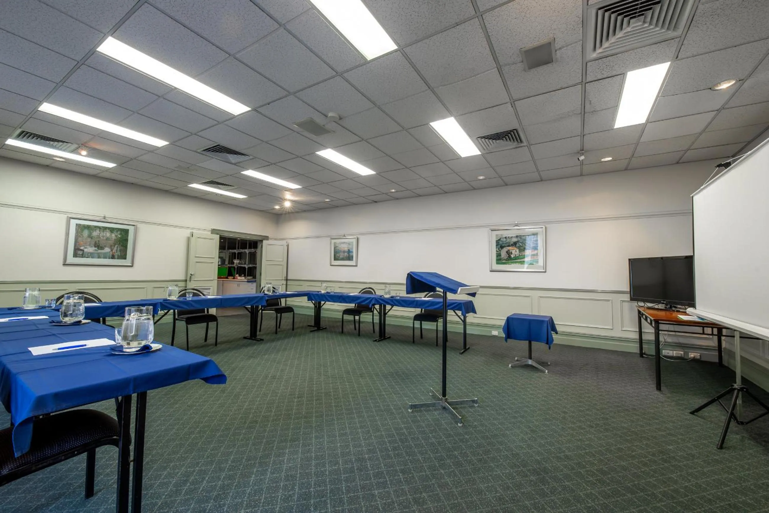 Business facilities in Twin Towers Inn