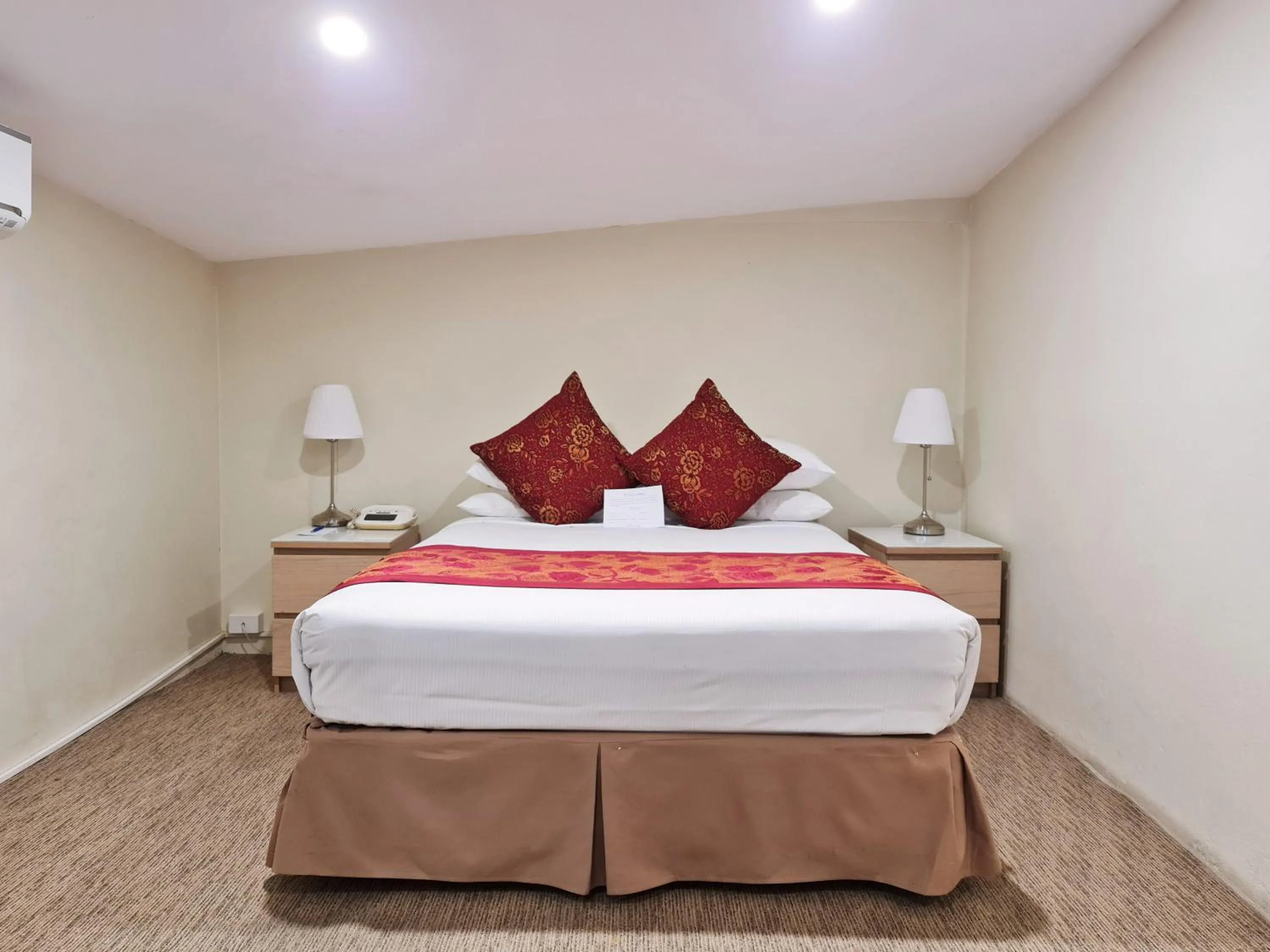 Photo of the whole room, Bed in Twin Towers Inn