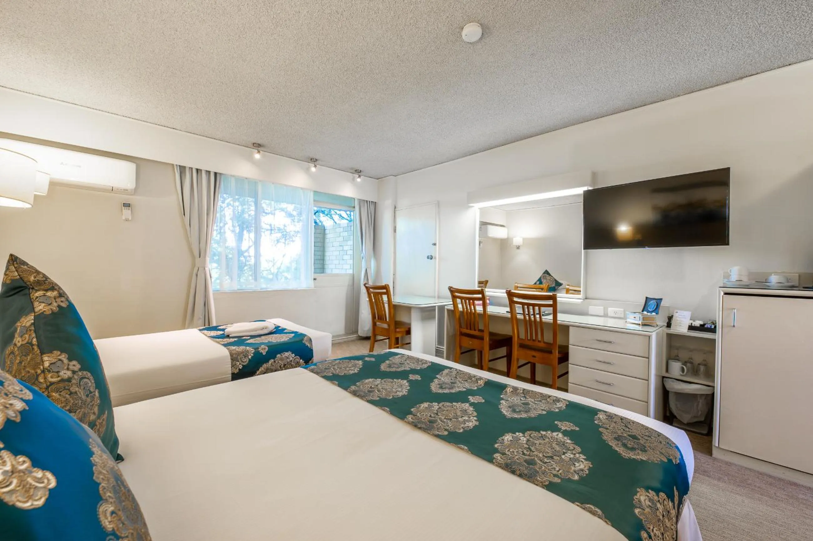 Bed in Twin Towers Inn