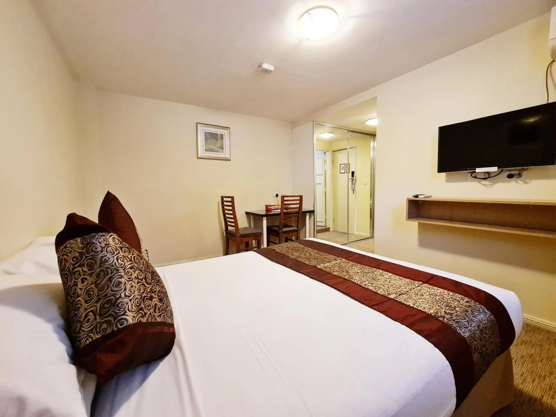 Photo of the whole room, Bed in Twin Towers Inn