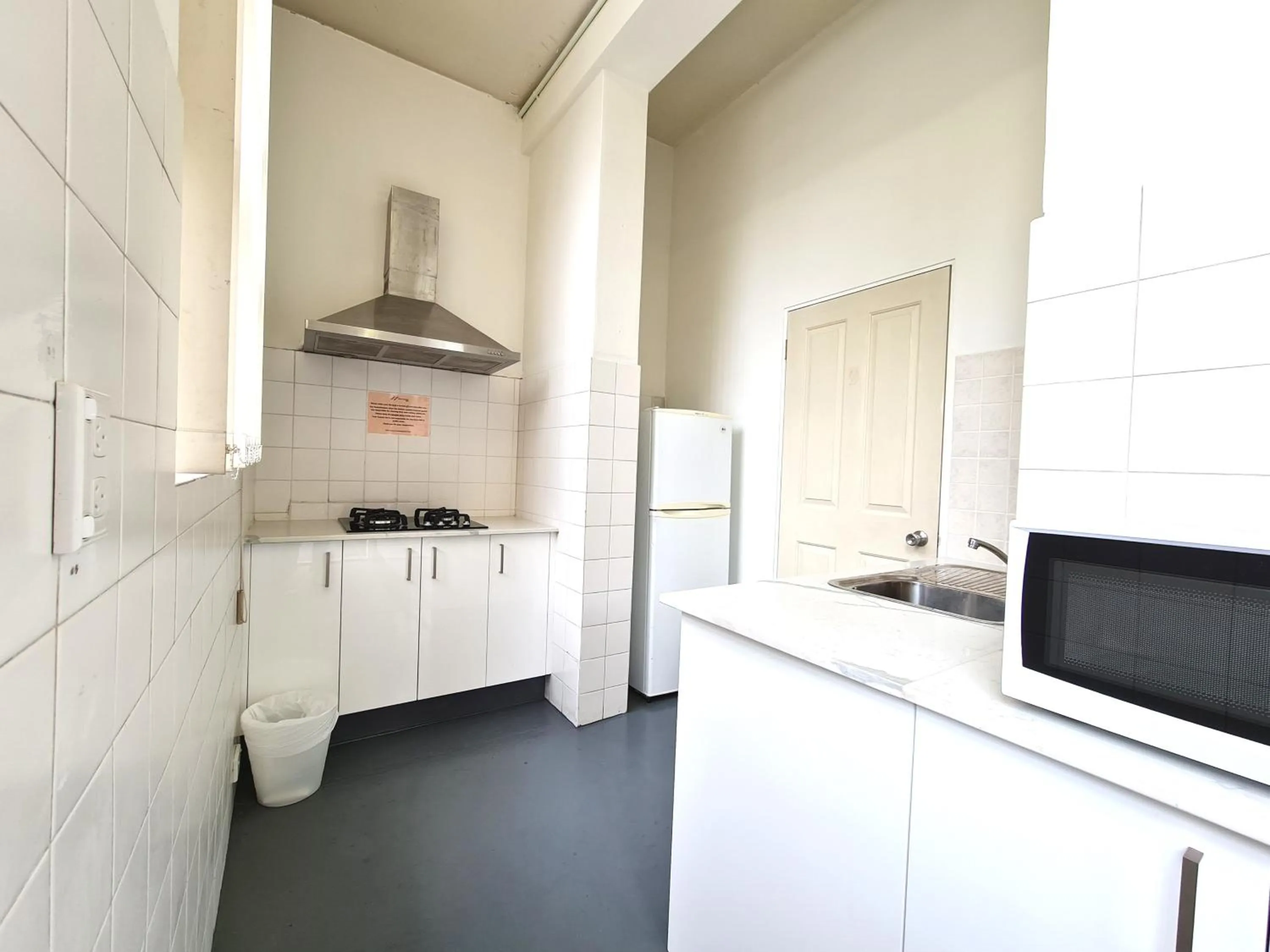 Communal kitchen in Twin Towers Inn