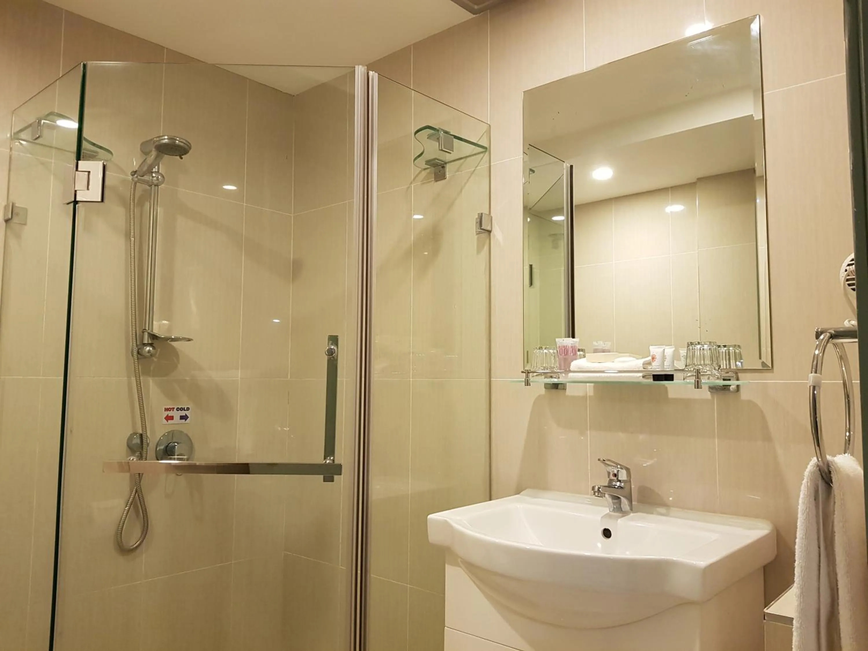 Toilet in Twin Towers Inn