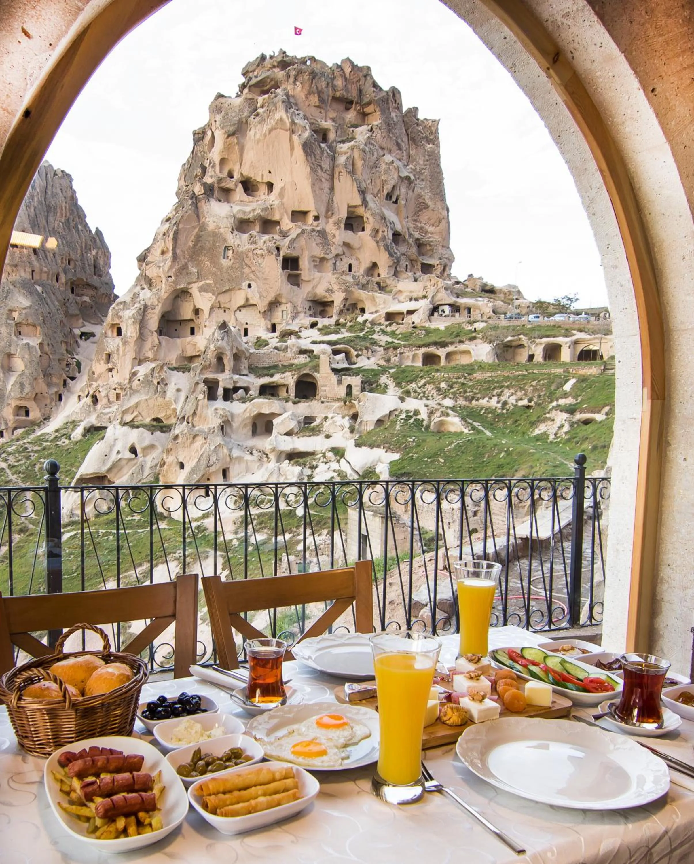 Restaurant/places to eat in Caldera Cave Hotel