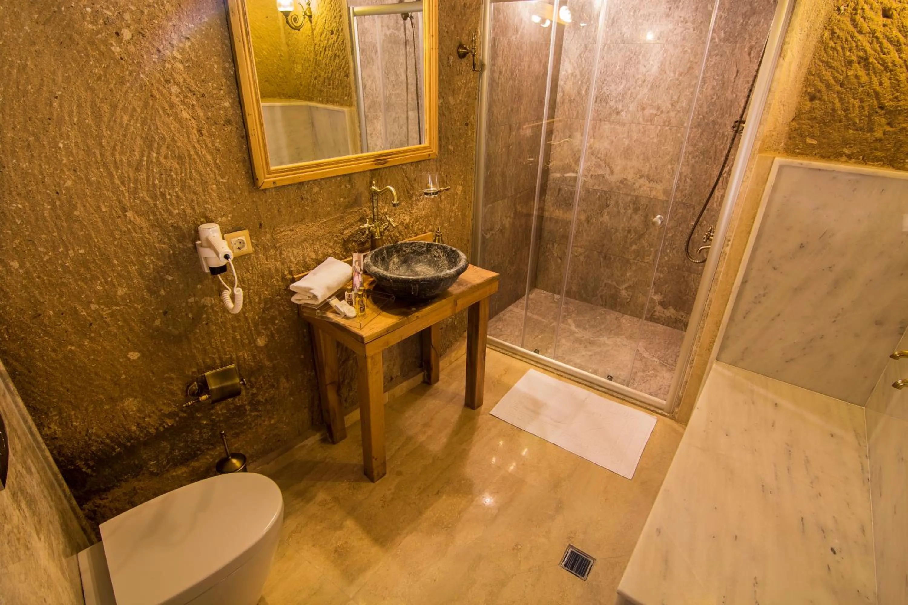 Shower in Caldera Cave Hotel