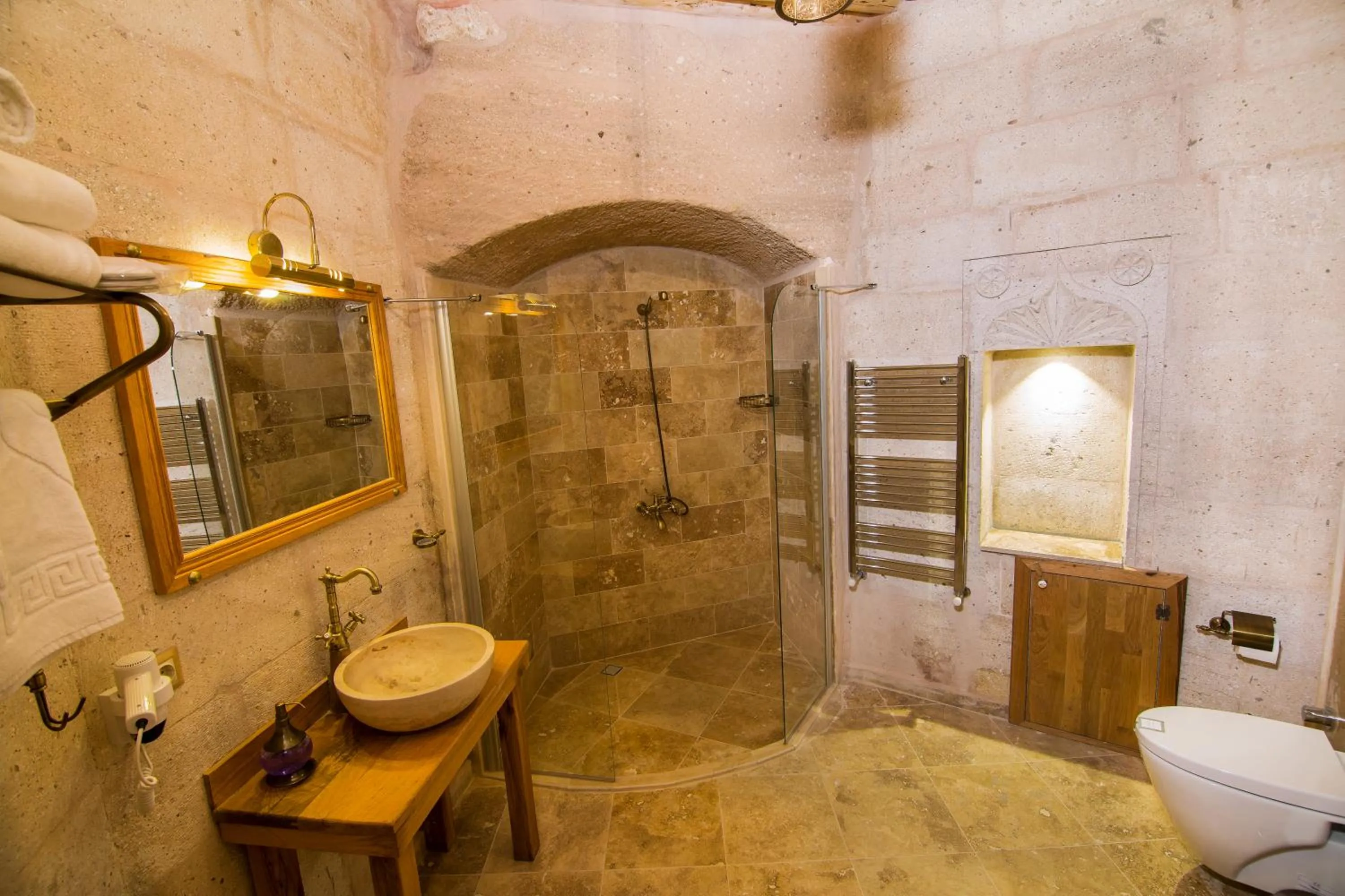 Shower in Caldera Cave Hotel