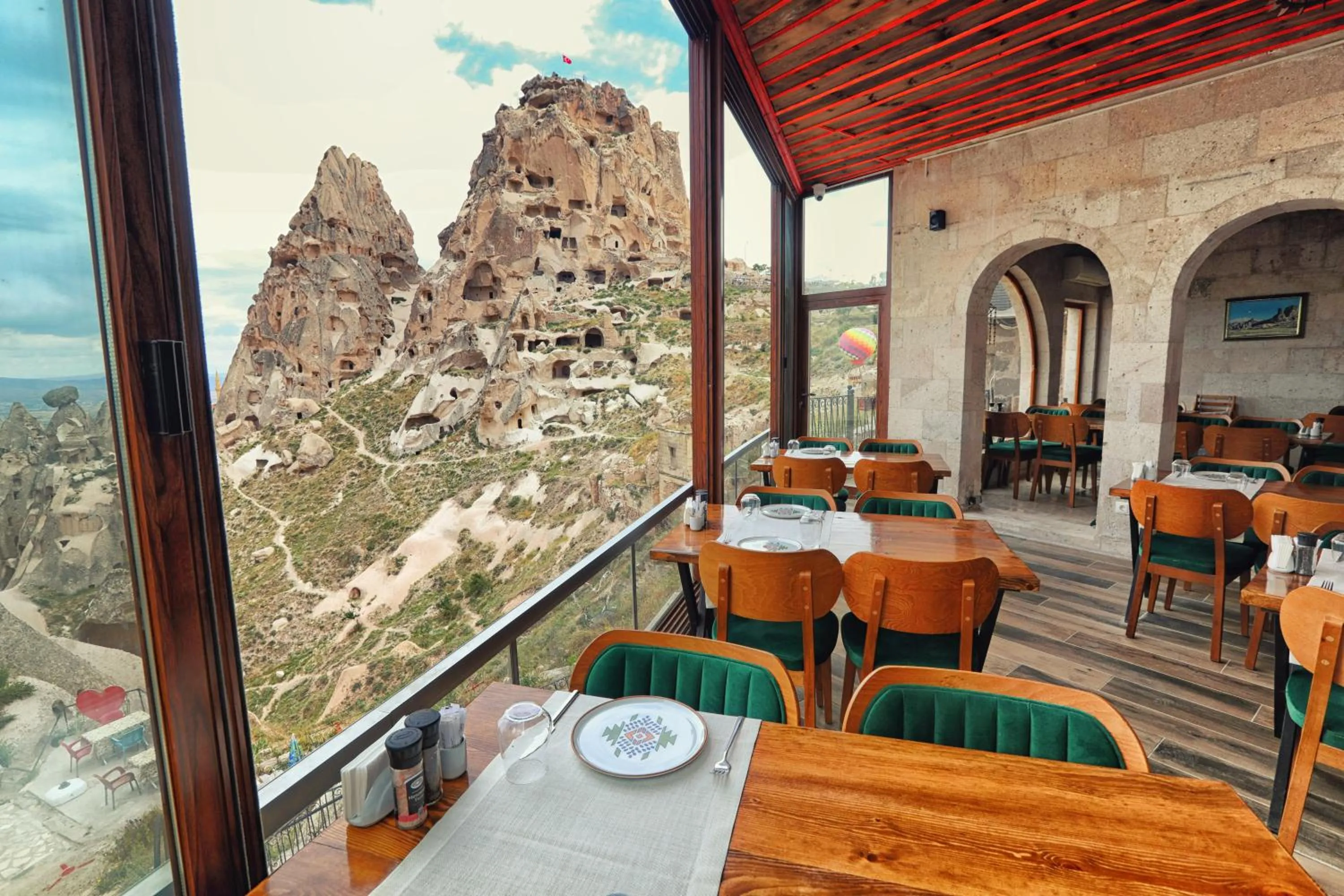 Restaurant/places to eat in Caldera Cave Hotel
