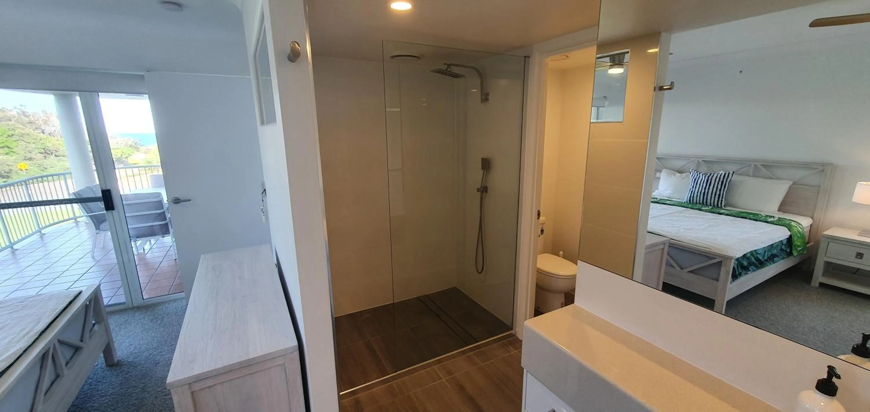 Bathroom, Bed in Pandanus Coolum Beach