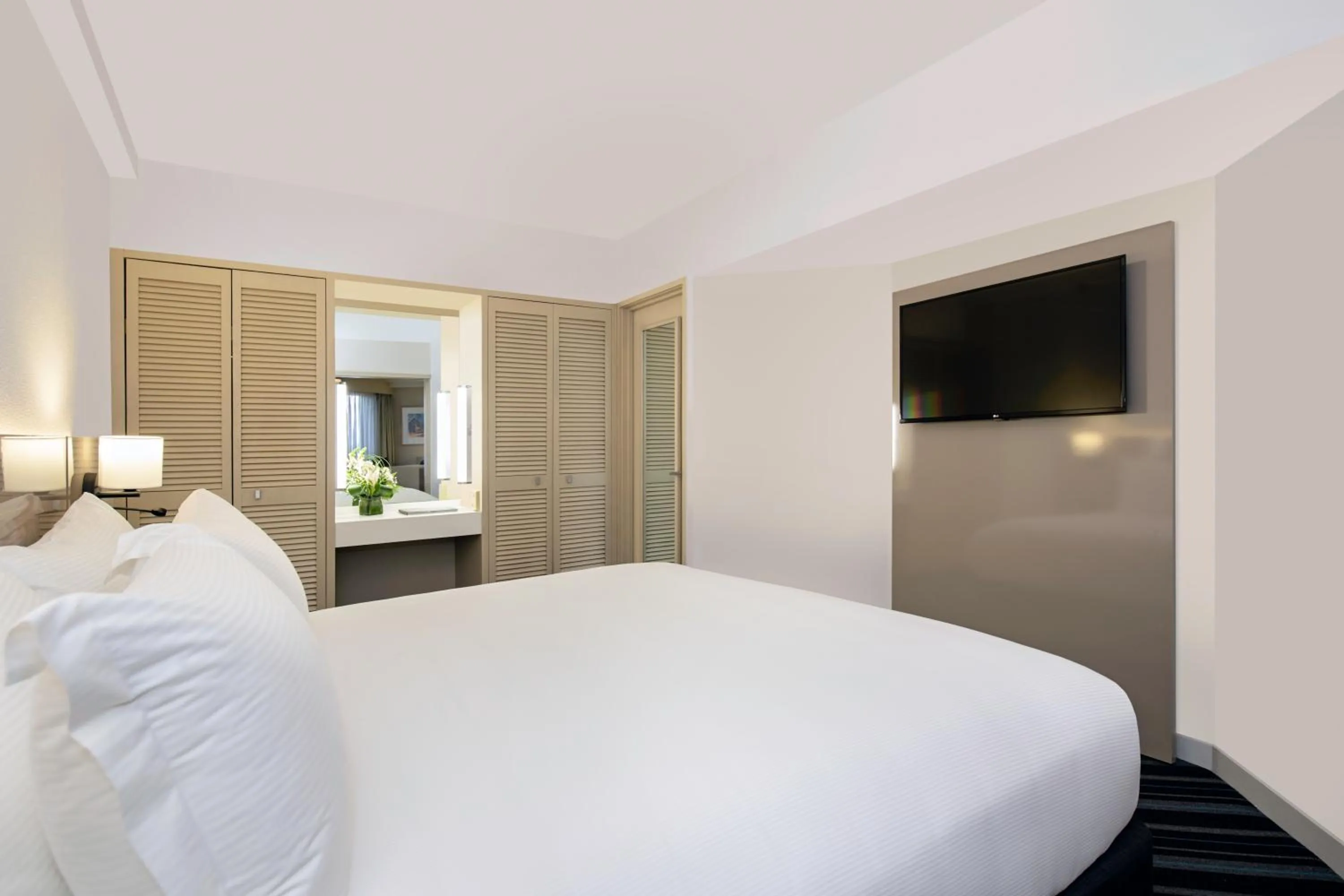 Bedroom, Bed in DoubleTree by Hilton Esplanade Darwin