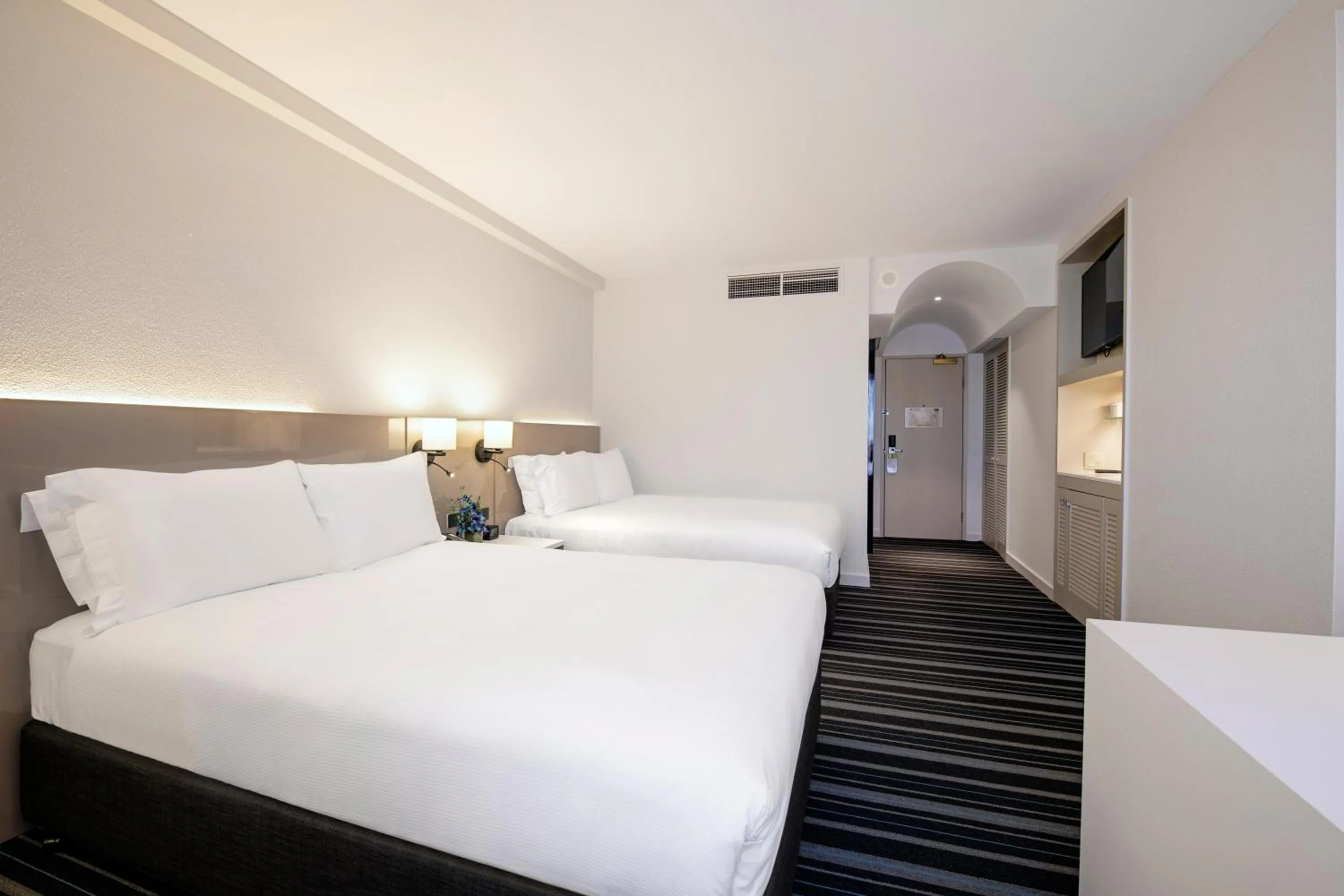 Bedroom, Bed in DoubleTree by Hilton Esplanade Darwin