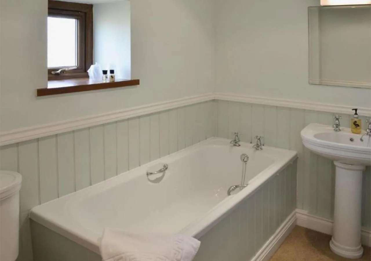 Bathroom in Penmorvah Manor Hotel