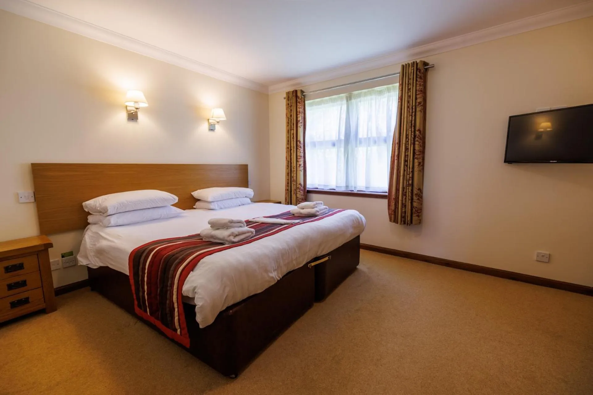 Bedroom, Bed in Moness Resort