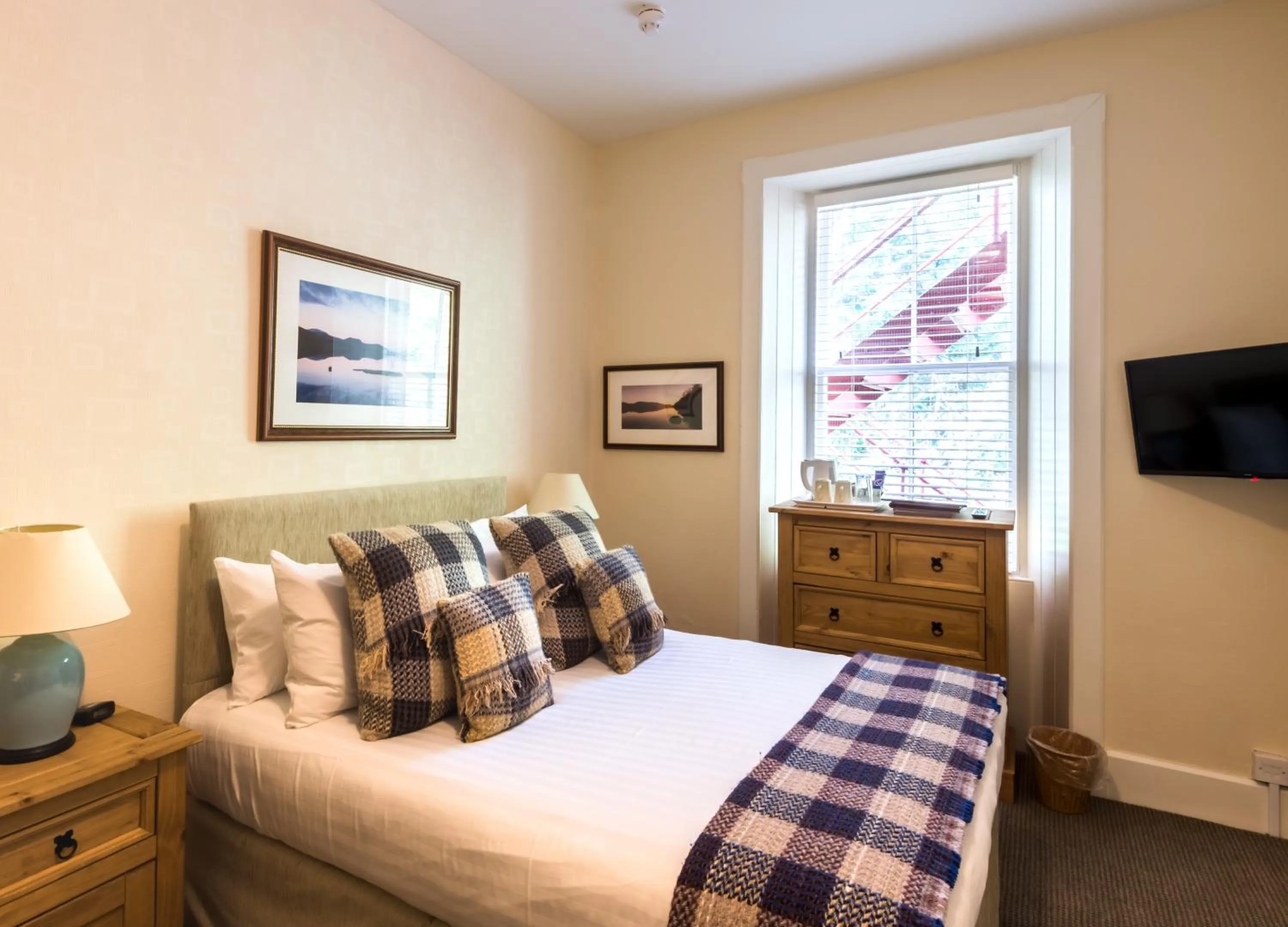 Bedroom, Bed in Inch Hotel