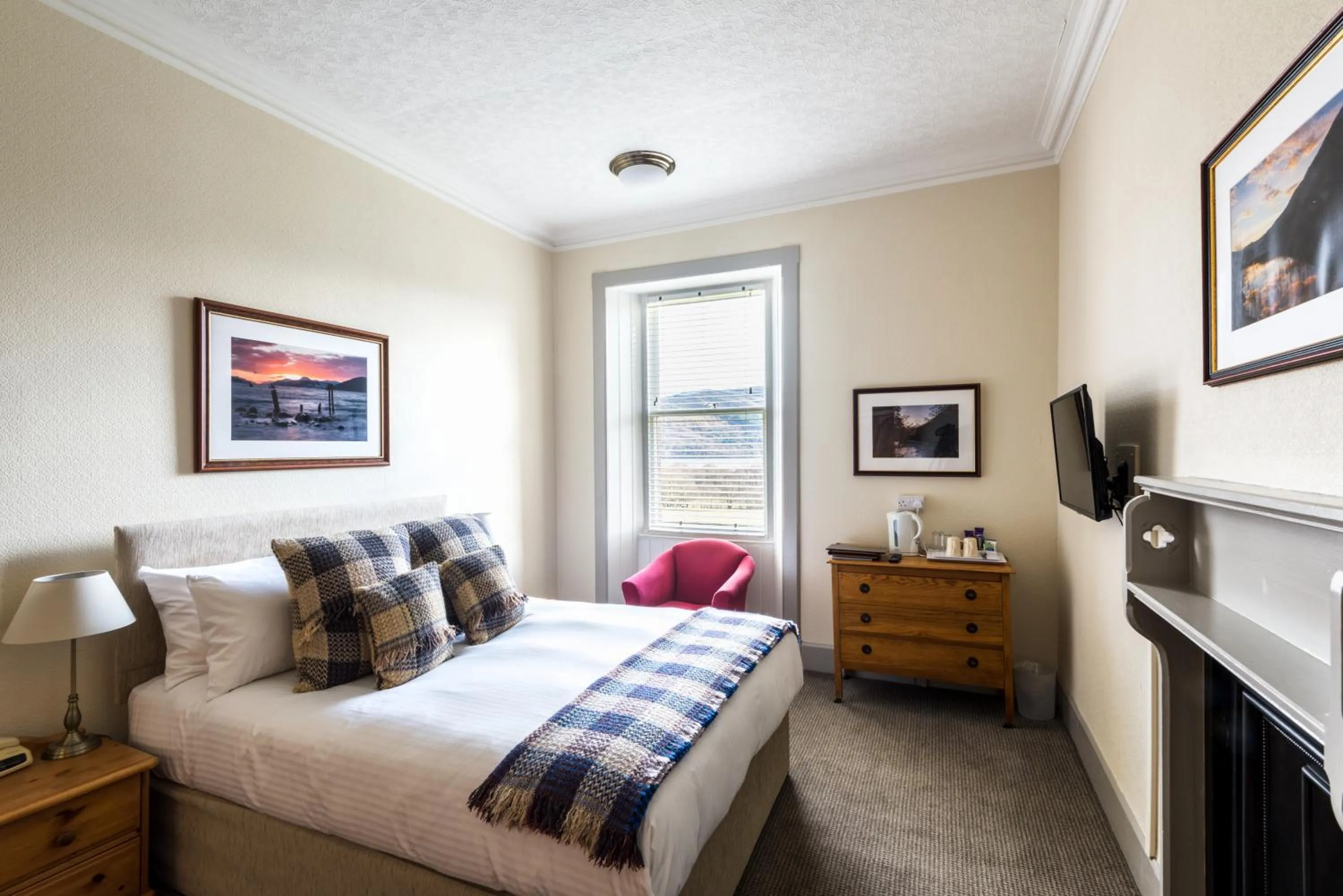 Photo of the whole room, Bed in Inch Hotel