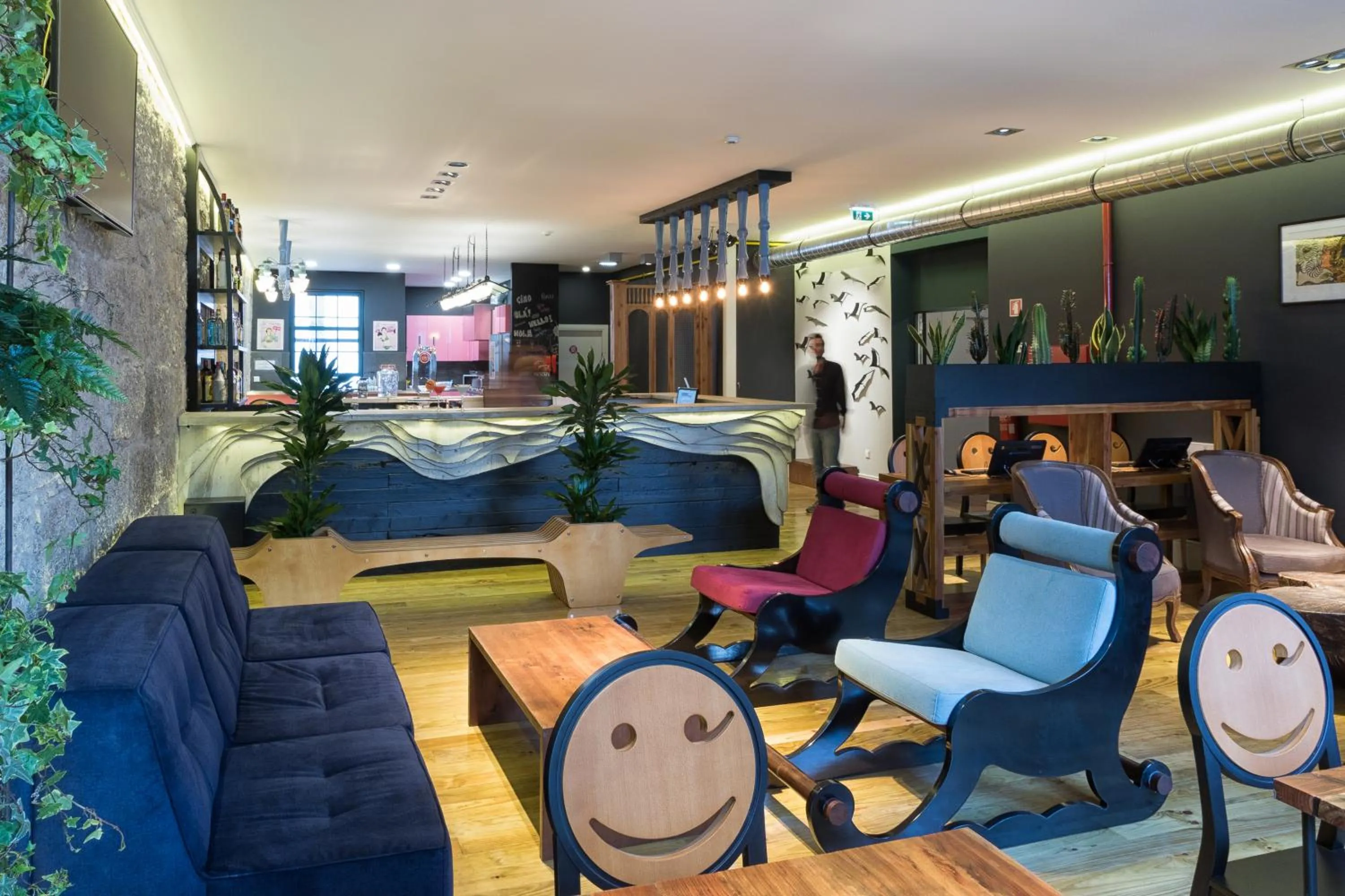 Communal lounge/ TV room in Nice Way Porto Hostel