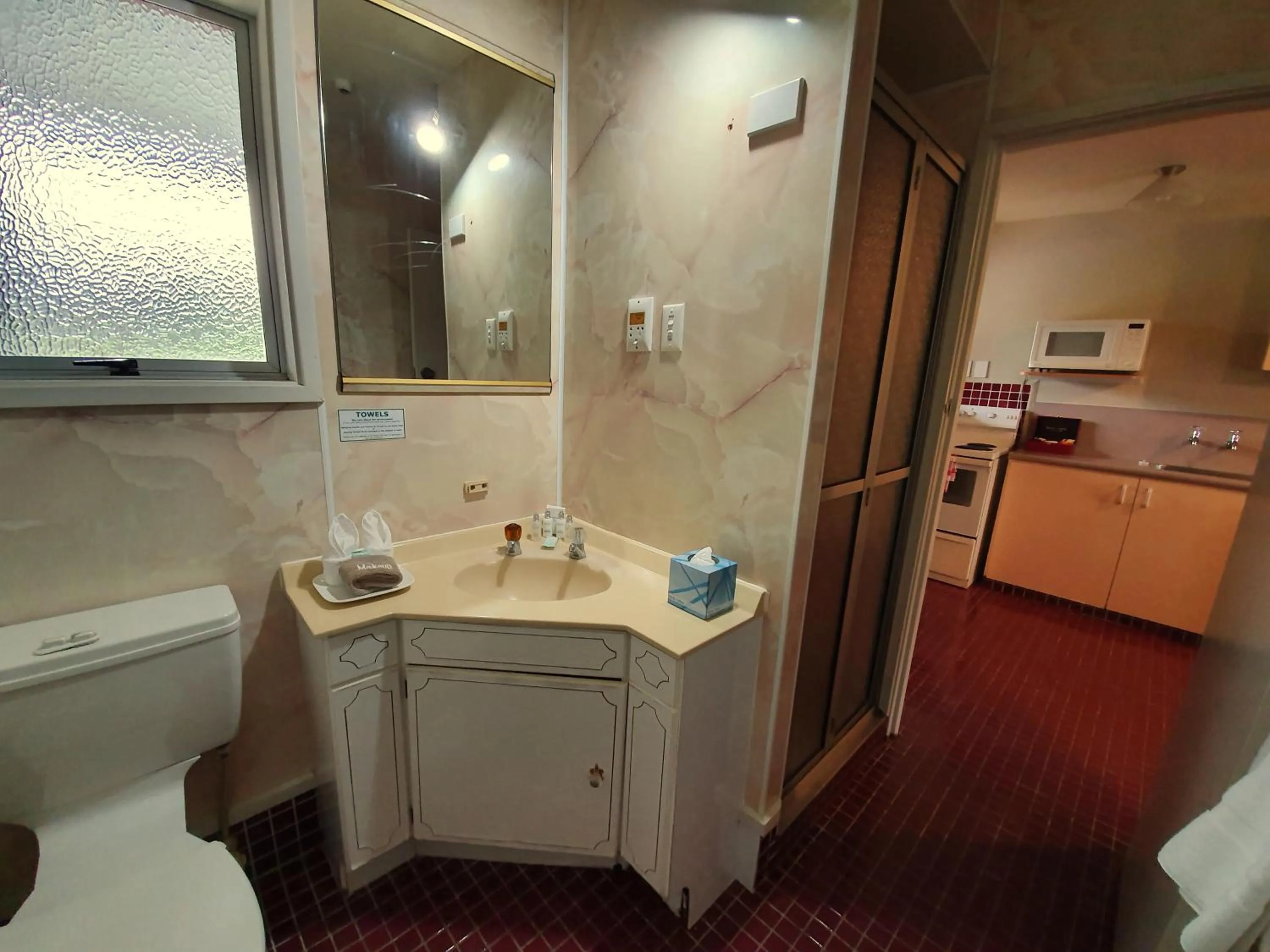 Bathroom in Distinction Heritage Gateway Hotel