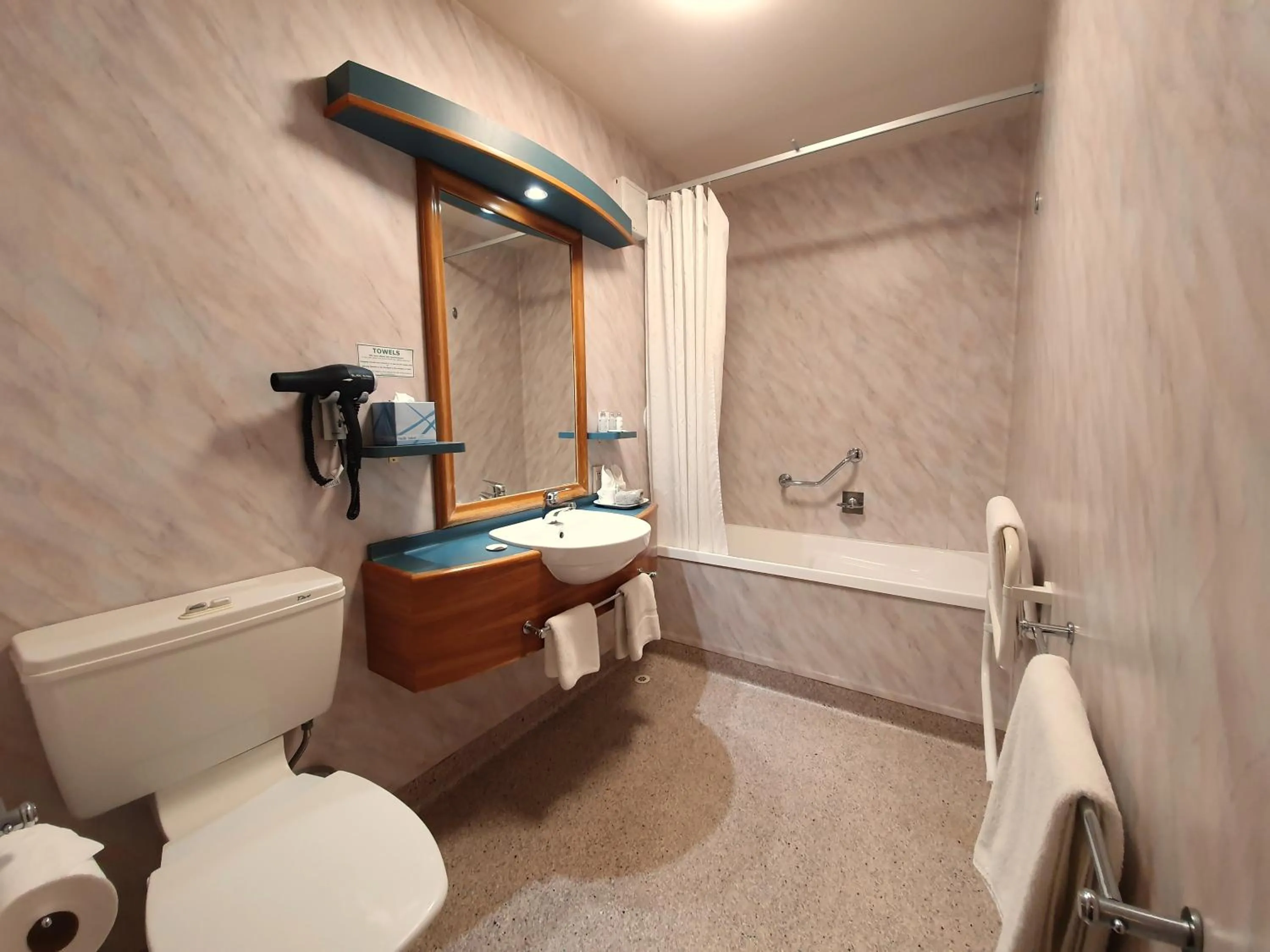 Bathroom in Distinction Heritage Gateway Hotel