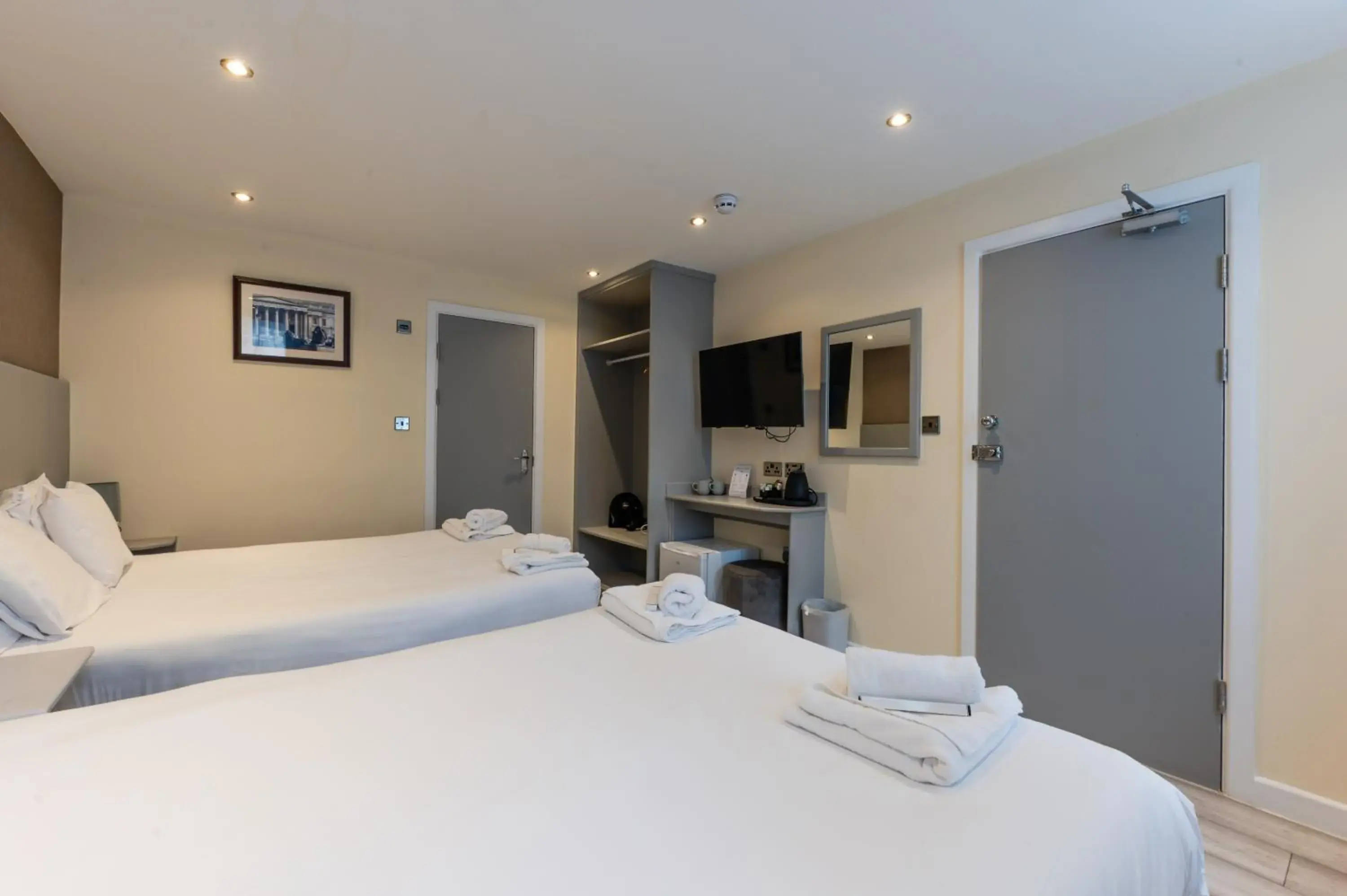 Luxury Quadruple Room in Belmont Hotel Luxury Quadruple Room in Belmont Hotel