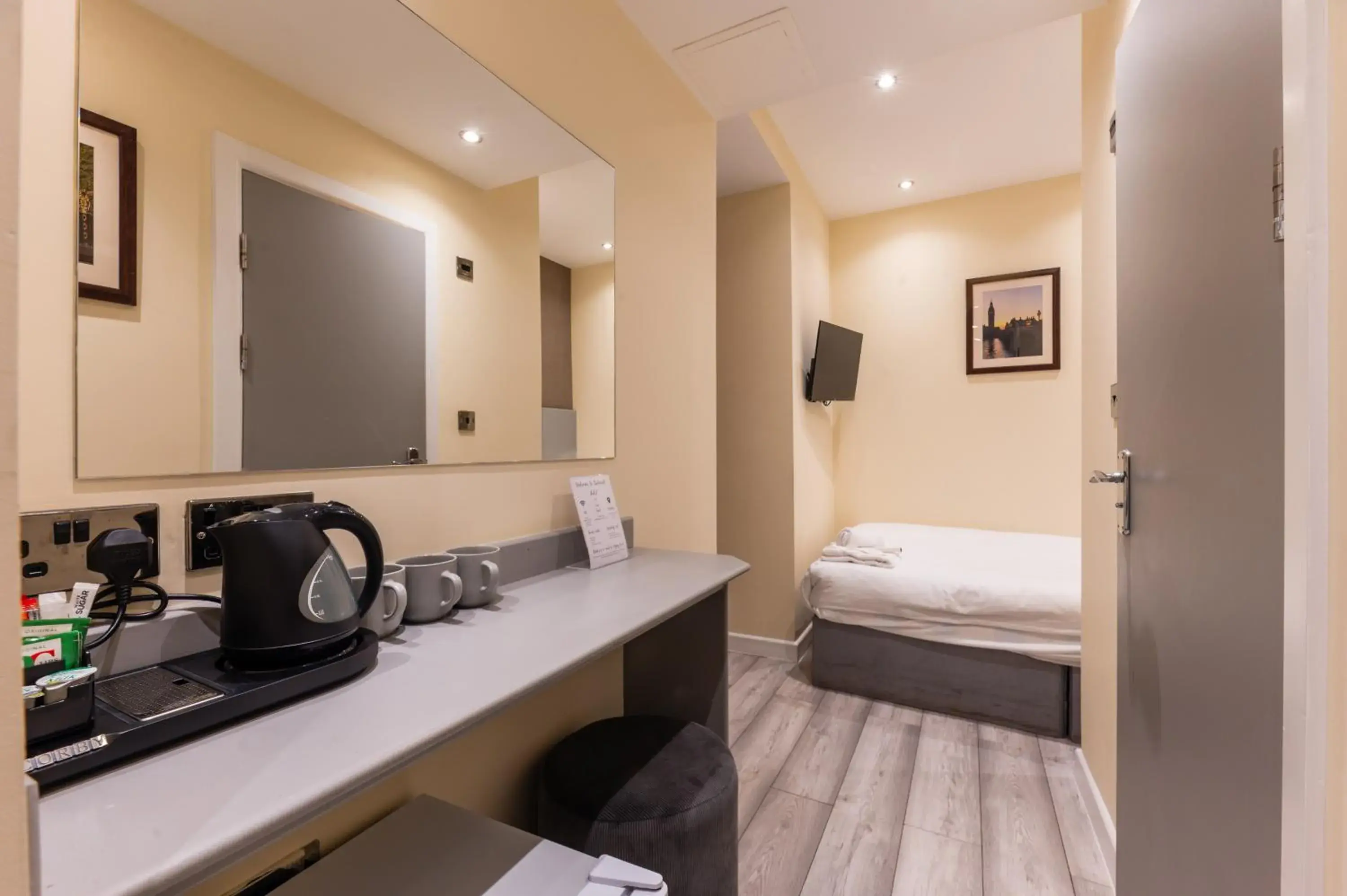 Luxury Triple Room in Belmont Hotel Luxury Triple Room in Belmont Hotel