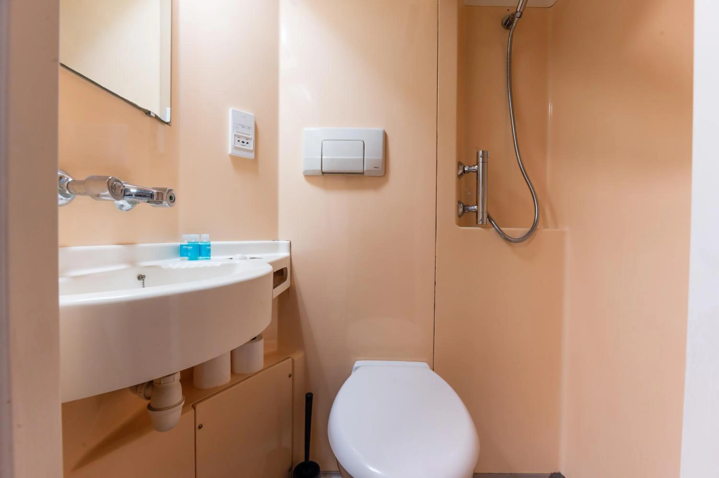 Toilet in Belmont Hotel