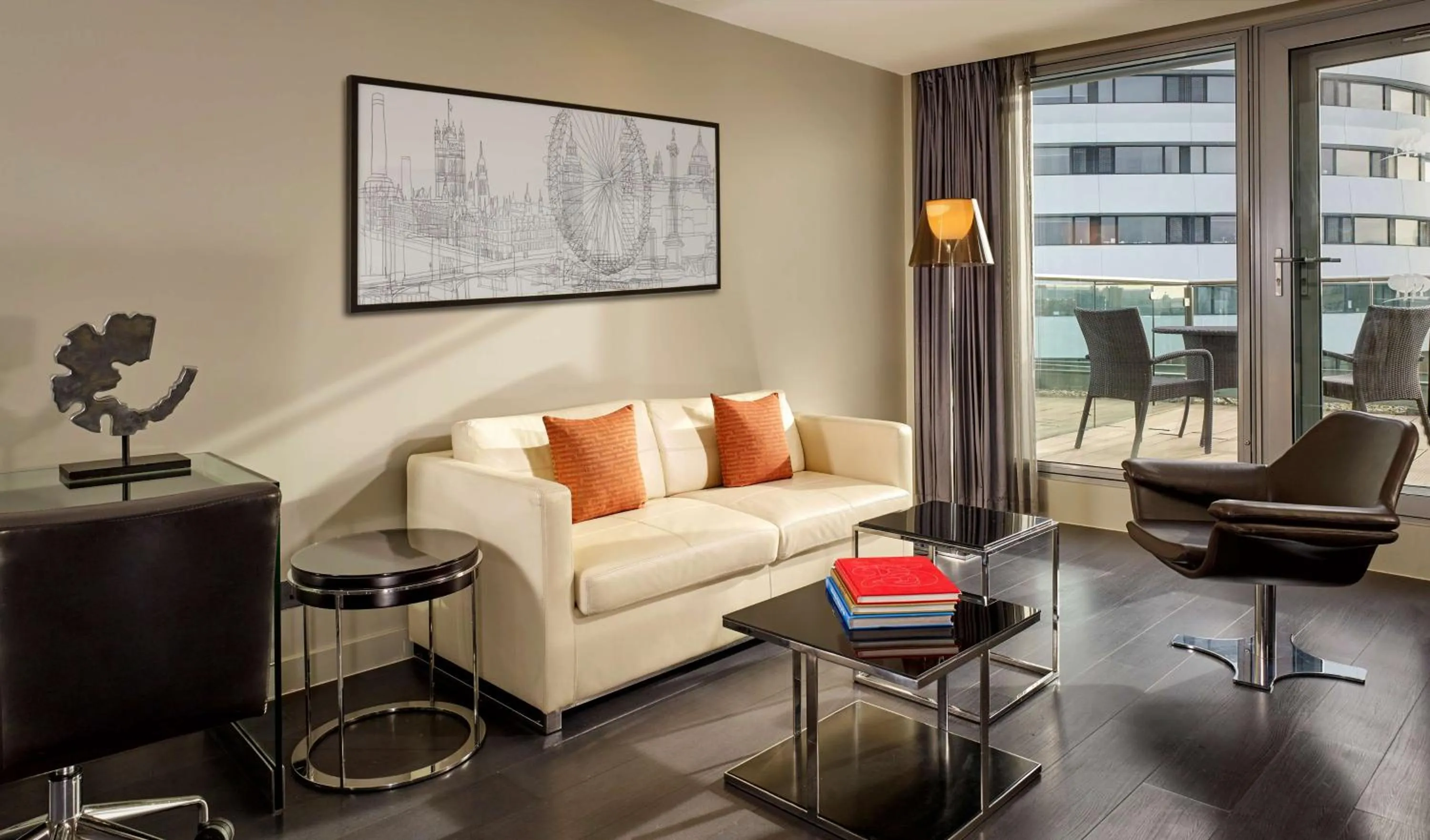 Photo of the whole room in Park Plaza London Westminster Bridge